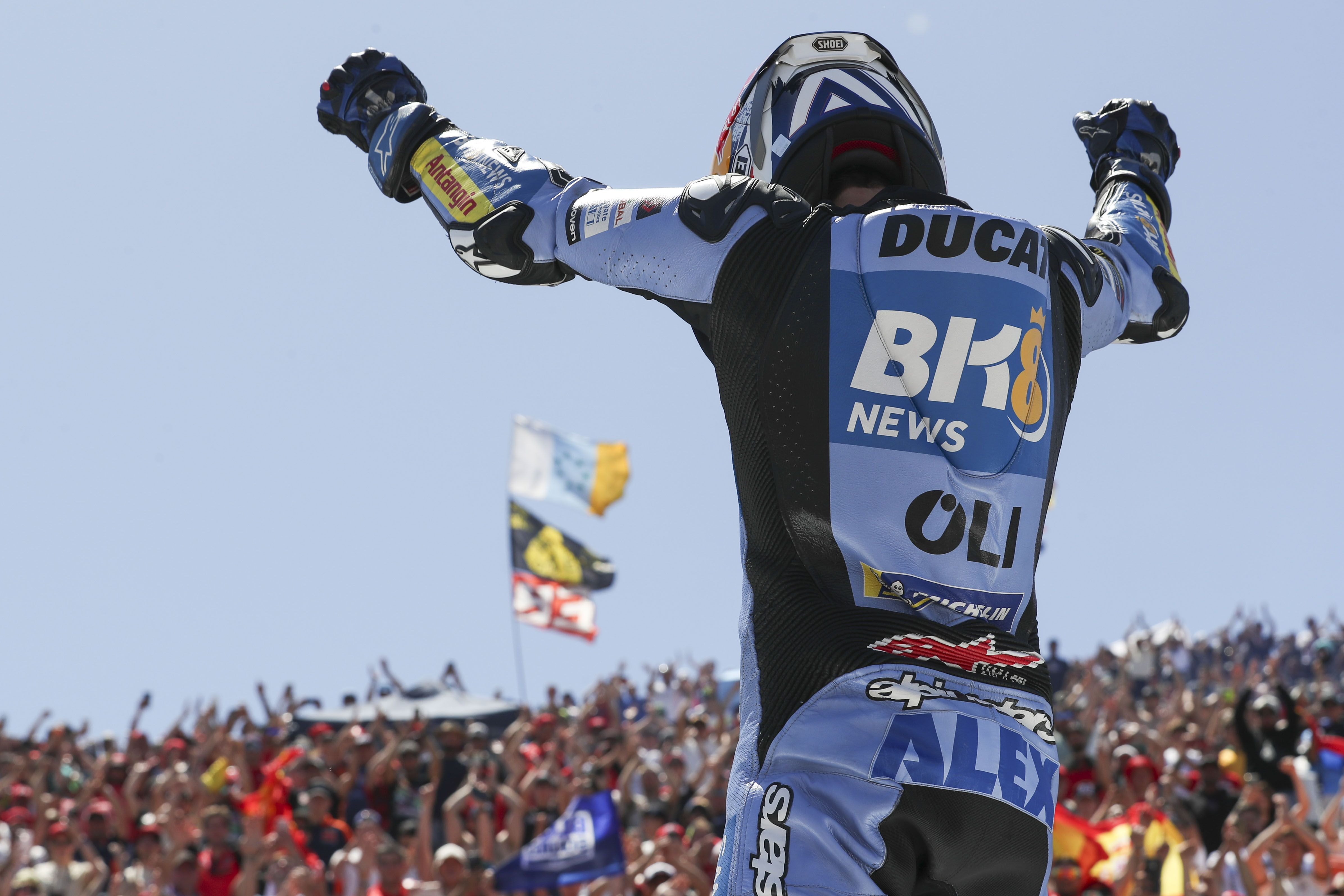 Álex Márquez celebra su victoria en Jerez con la afición española