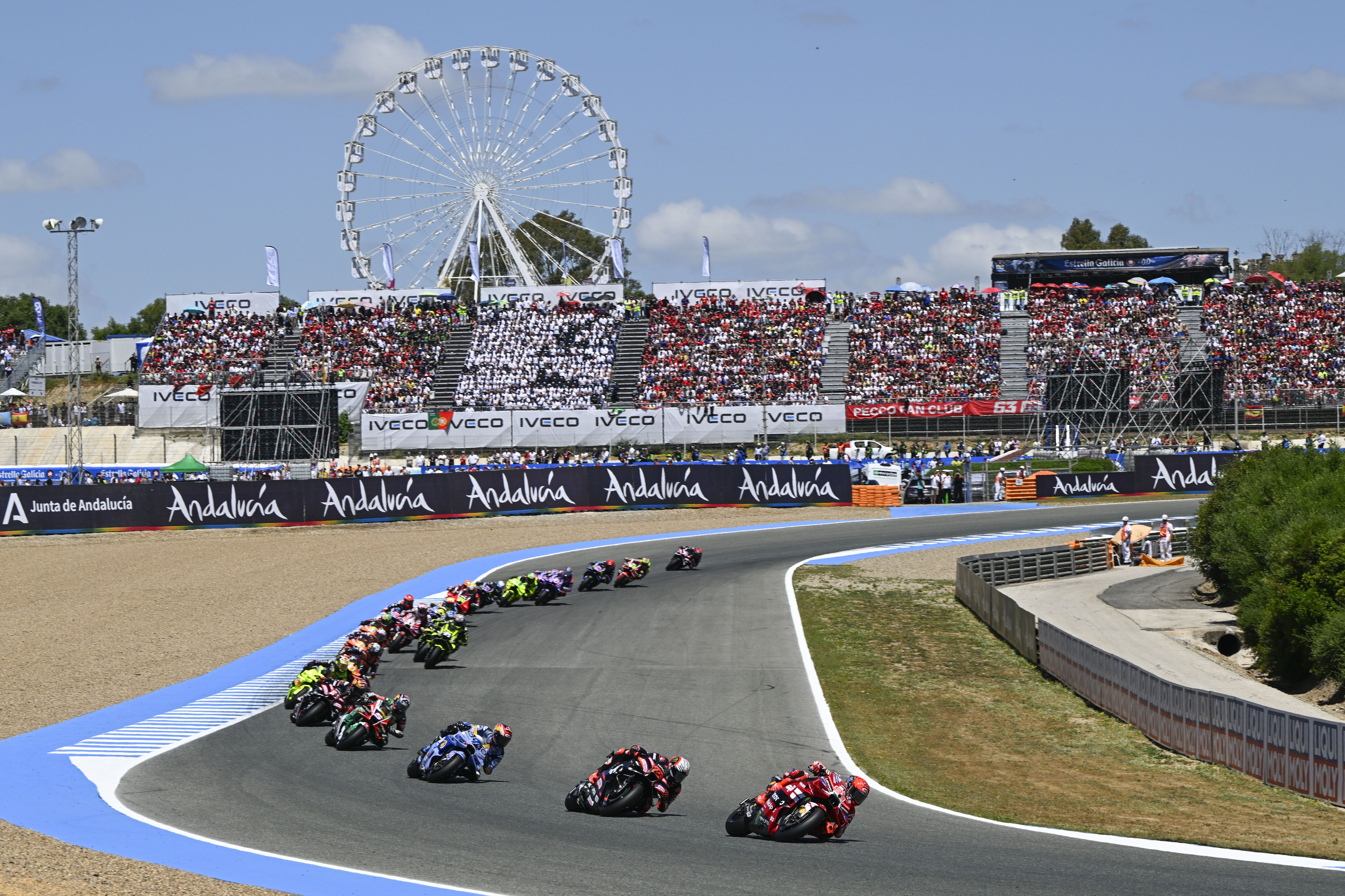 Marc Márquez lideró una vuetla y  media de la carrera de MotoGP antes de irse al suelo