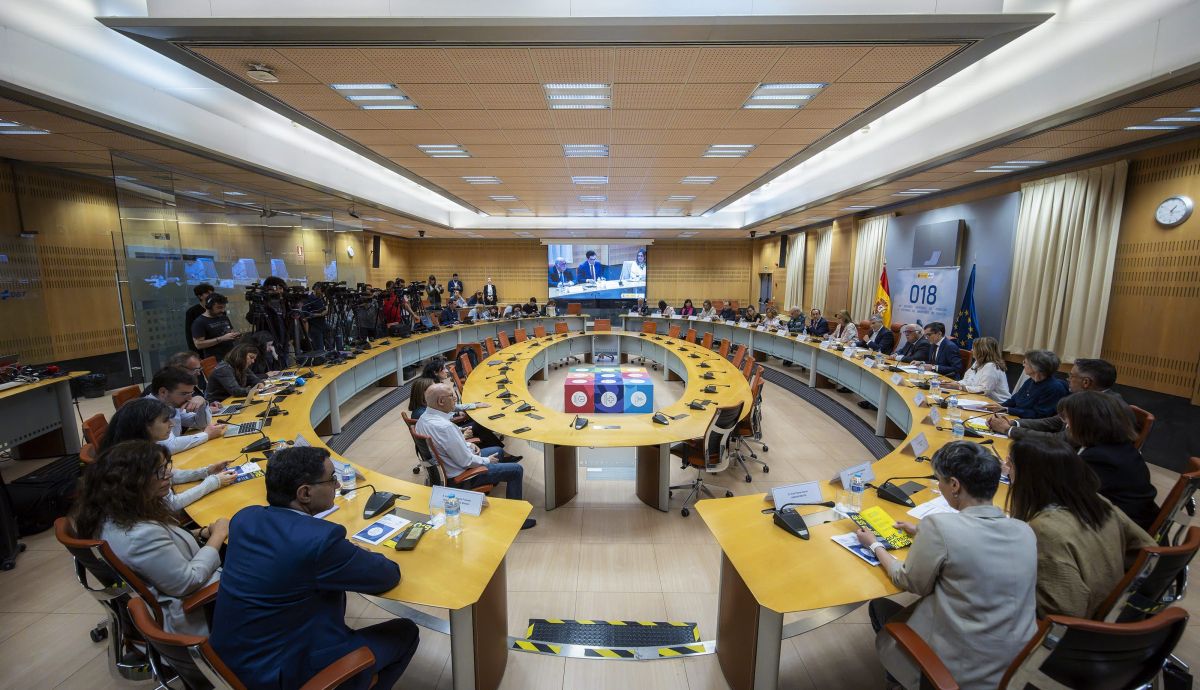 260423 Teléono 018 003