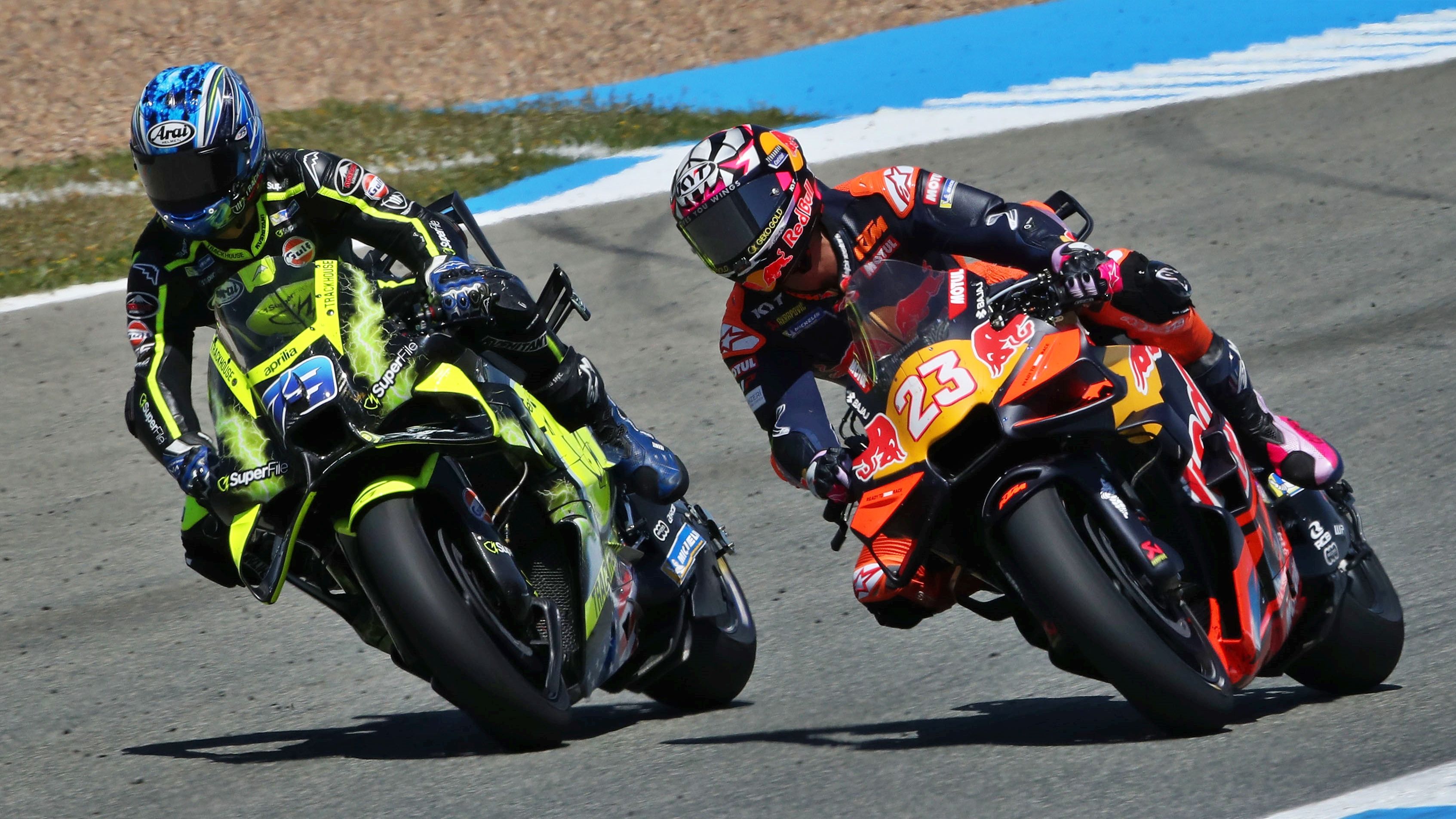 Ai Ogura se mete por el interior de Enea Bastianini, MotoGP Jerez 2026