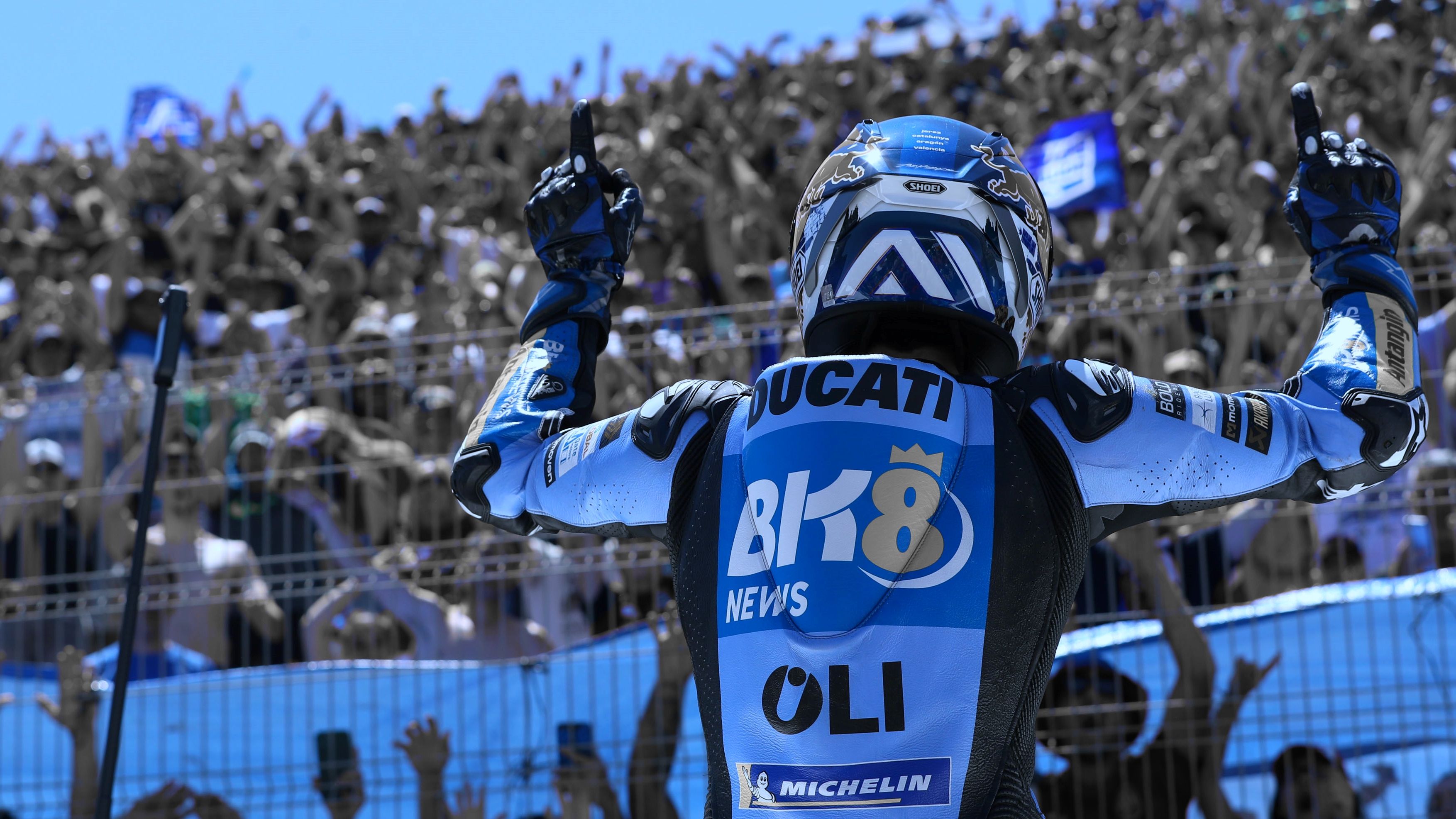 Álex Márquez celebra su triunfo en Jerez con Nieto Peluqui