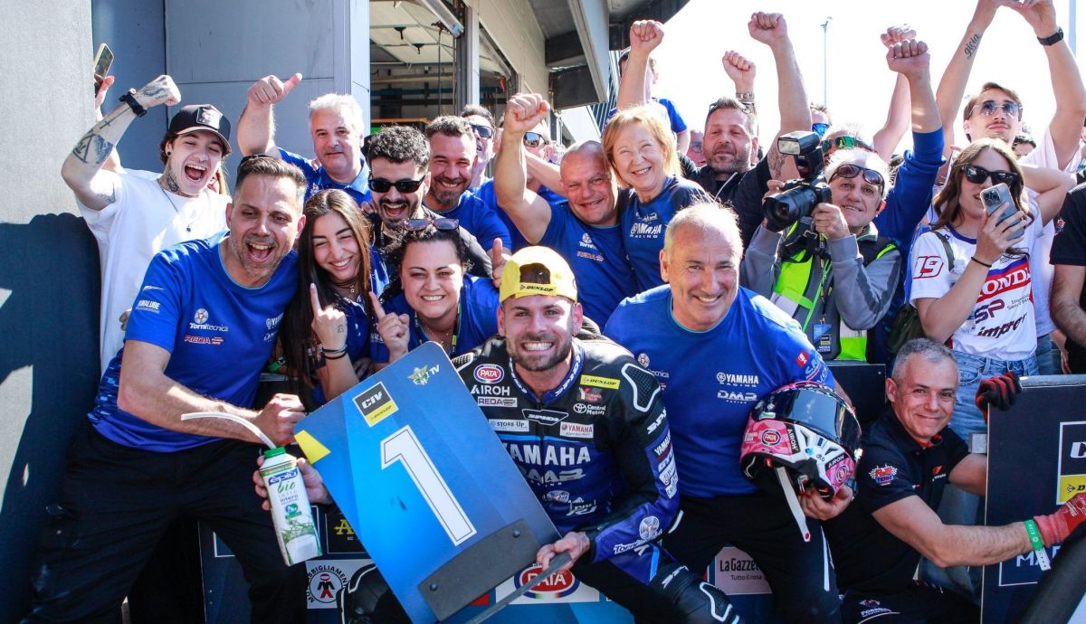 Alessandro Delbianco y el DMR Yamaha celebran la victoria