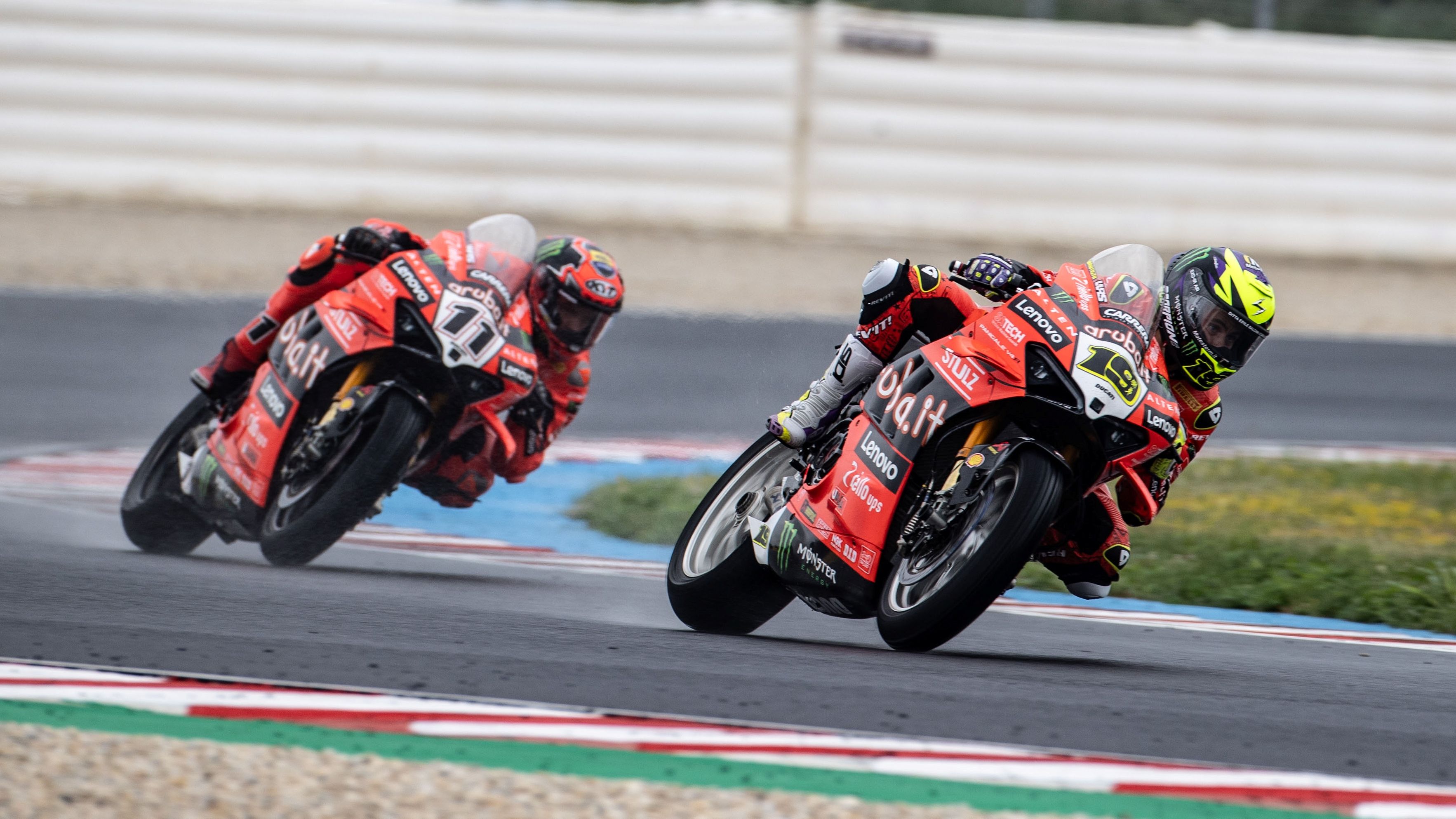 Álvaro Bautista y Nicolò Bulega en las carreras del WorldSBK el año pasado en Balaton