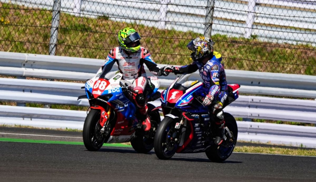 Ryo Mizuno y Katsuyuki Nakasuga se felicitan tras la carrera