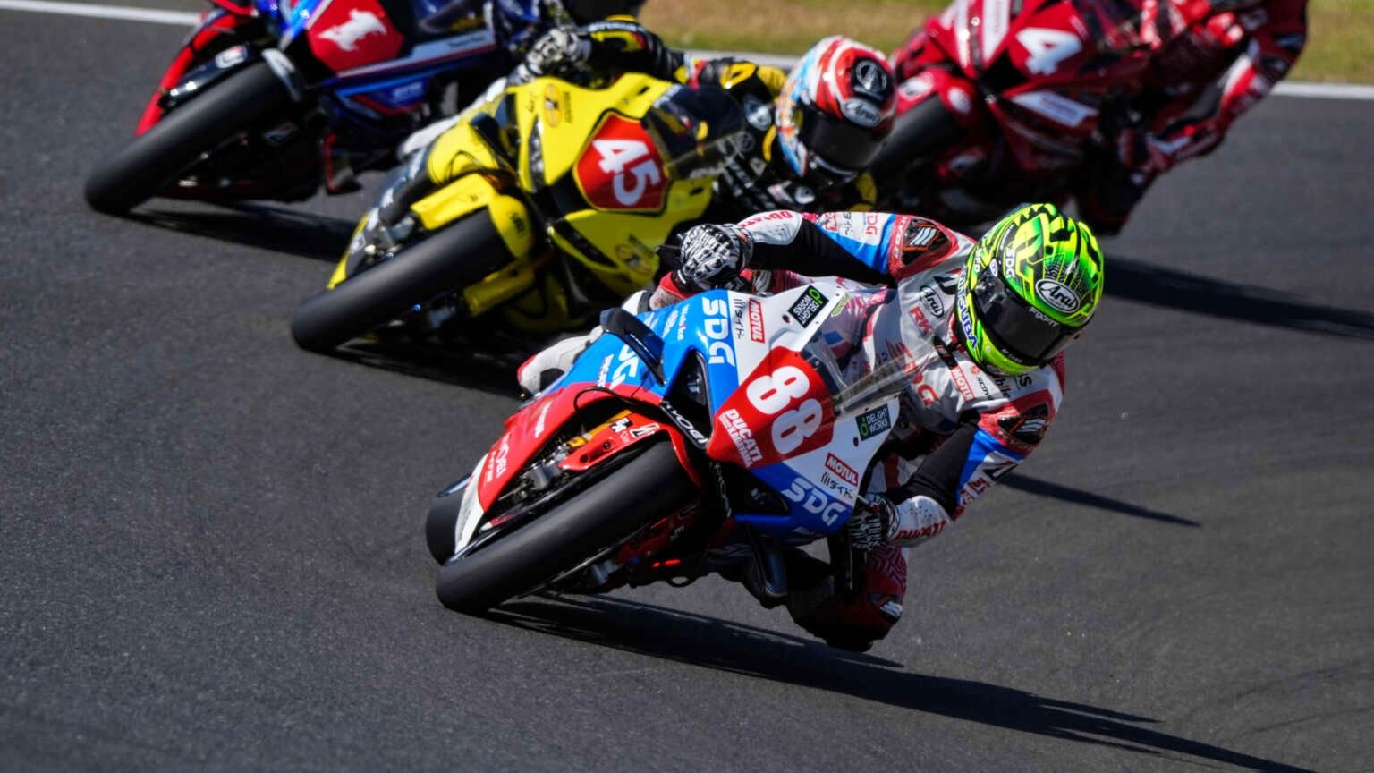 Ryo Mizuno seguido por Tetsuta Nagashima, Katsuyuki Nakasuga y Kohta Nozane