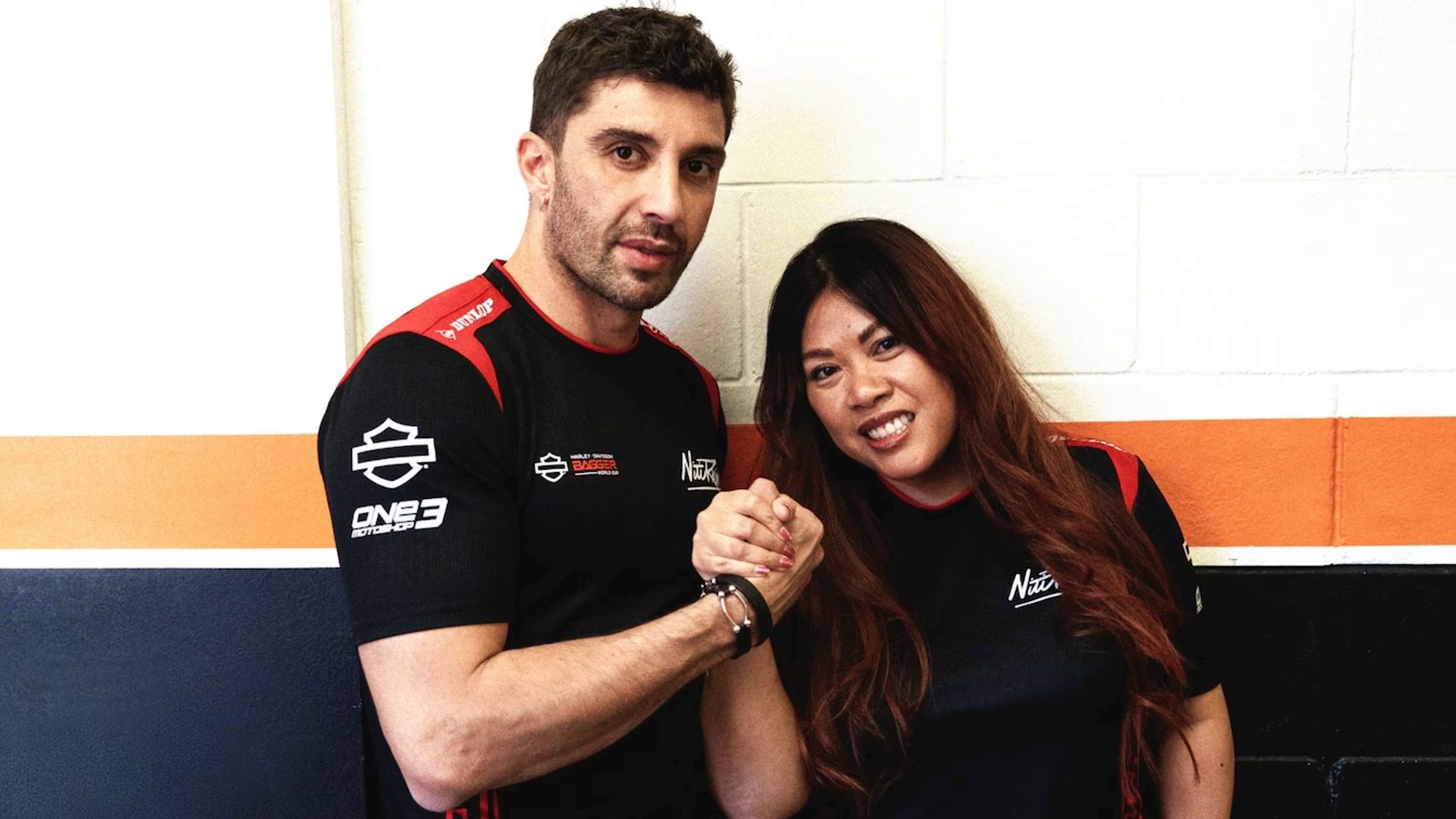 Andrea Iannone con Angela Khuu en el anuncio de su fichaje por el Niti Racing para la Harley Davidson BWC 2026