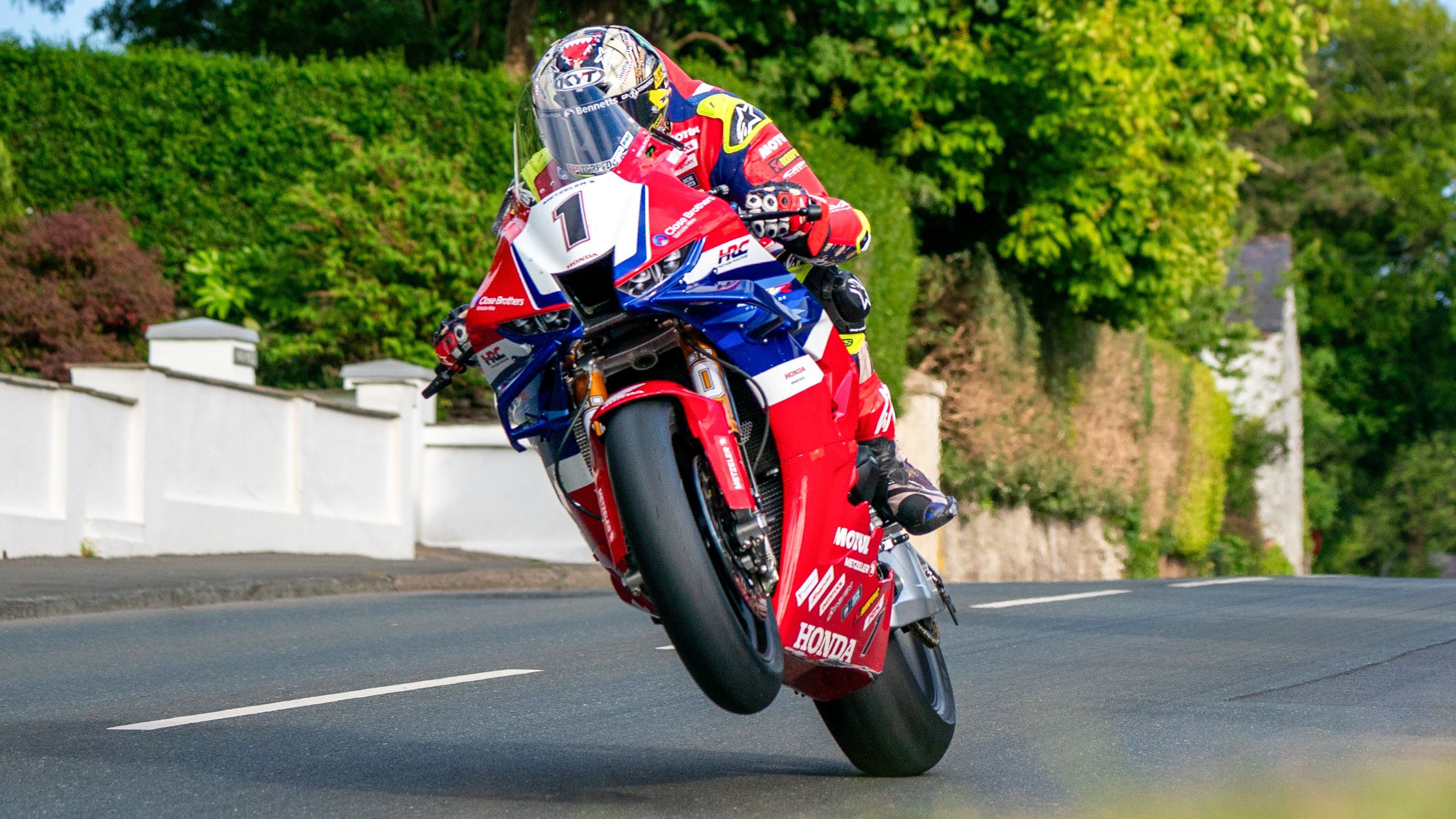 John McGuinness volverá a abrir pista en Senior, Superbike y Superstock en el IOMTT 2026
