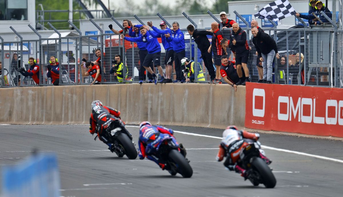 Leon Haslam volvía a imponerse por la segunda posición ante Bradley Ray y Scott Redding