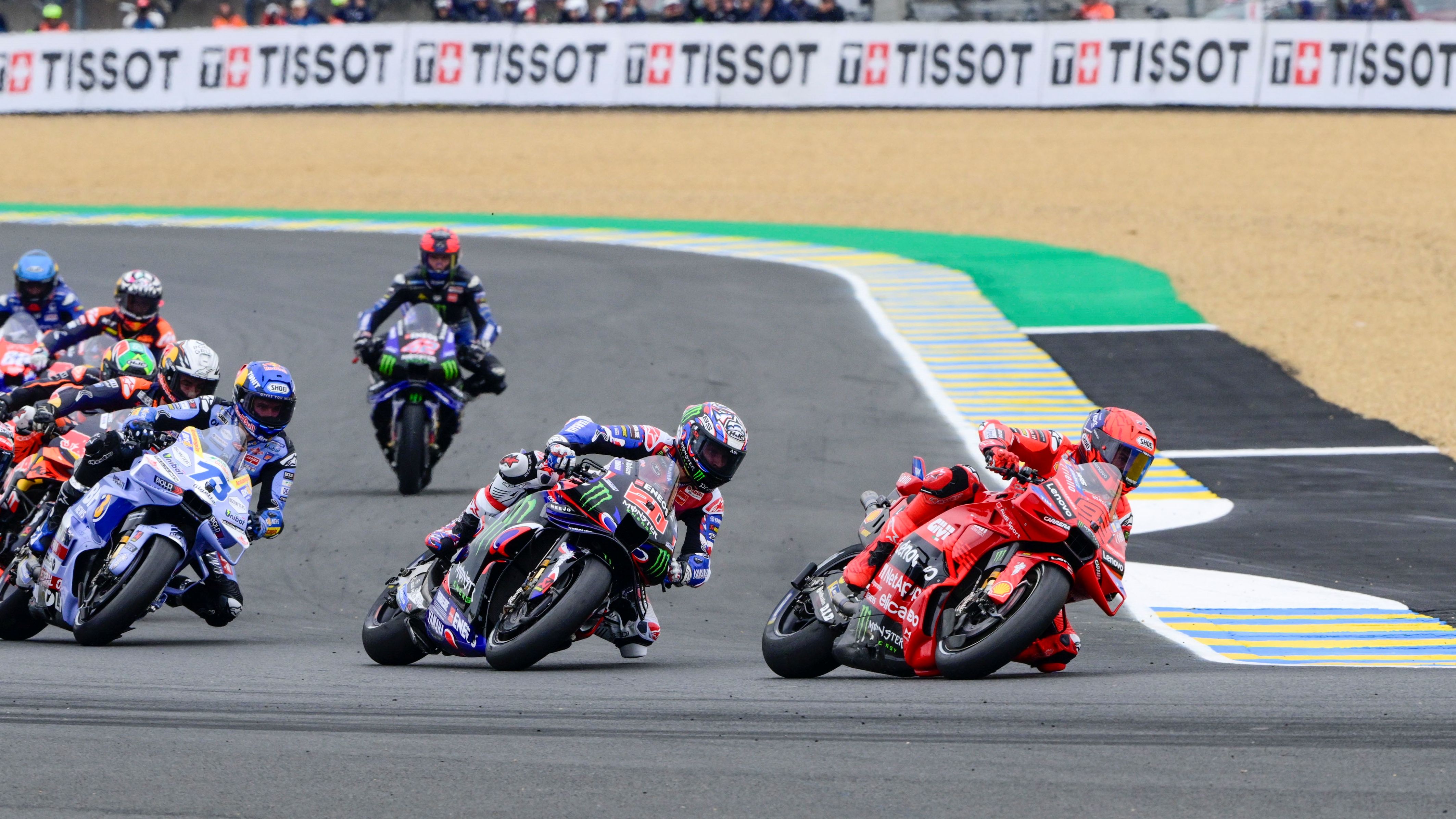 Marc Márquez, Fabio Quartararo y Álex Márquez en la carrera de MotoGP el año pasado en Le Mans
