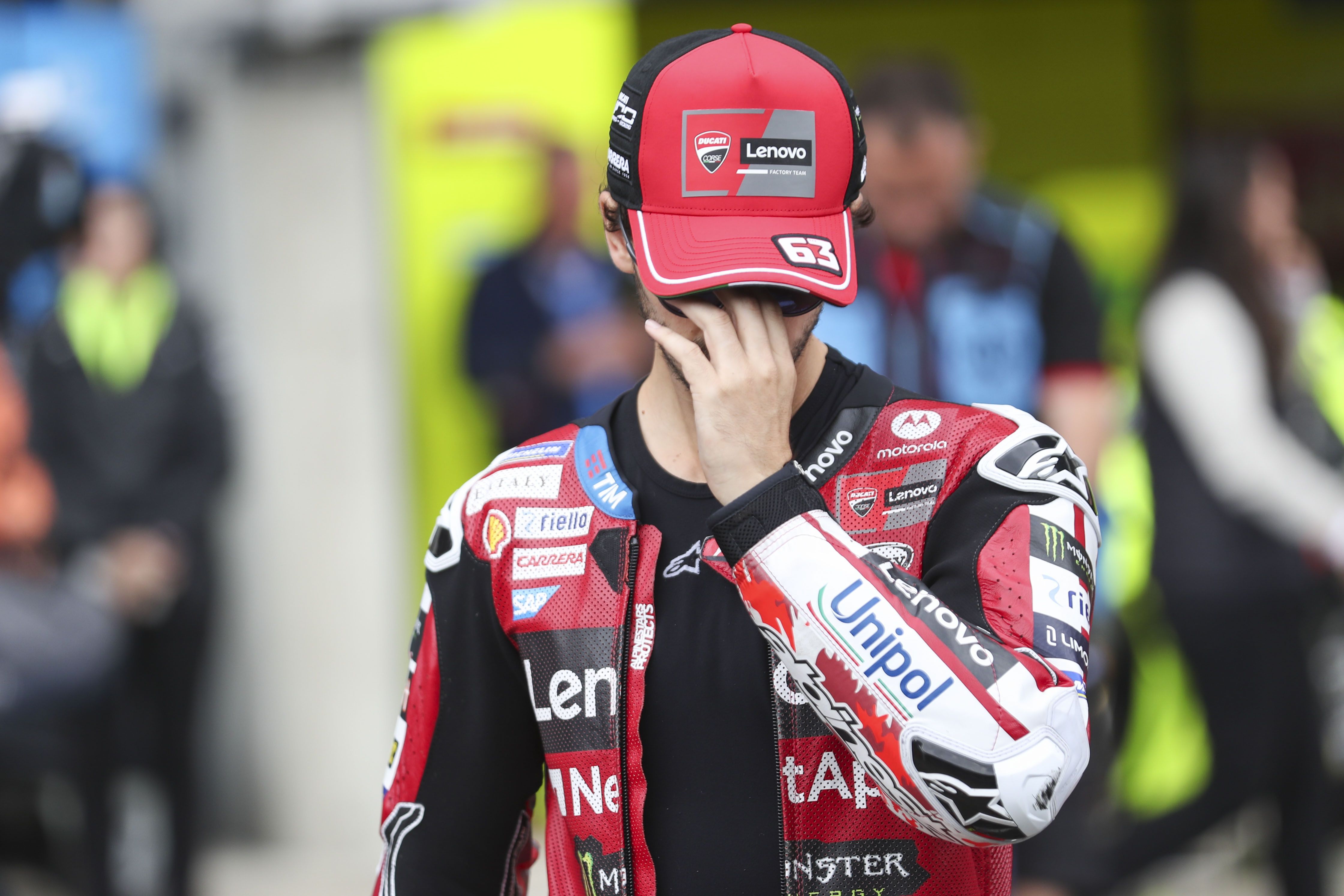 El increíble enfado de Pecco Bagnaia tras caer en Le Mans ¡Se fue dando patadas a todo!