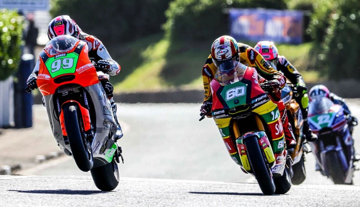 Jeremy McWilliams se vio sorprendido por Peter Hickman en la primera carrera de Supertwin de la NW200 2026