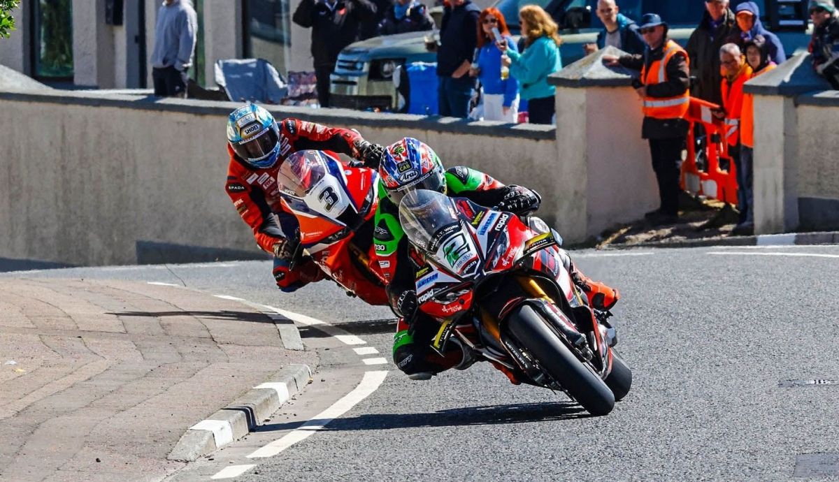 Glenn Irwin contenía a Dean Harrison para ganar la primera carrera de Superbike en la NW200 2026
