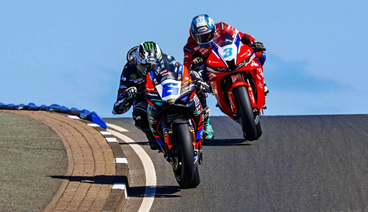 Michael Dunlop venció la carrera de Supersport de la NW200 2026 ante Dean Harrison