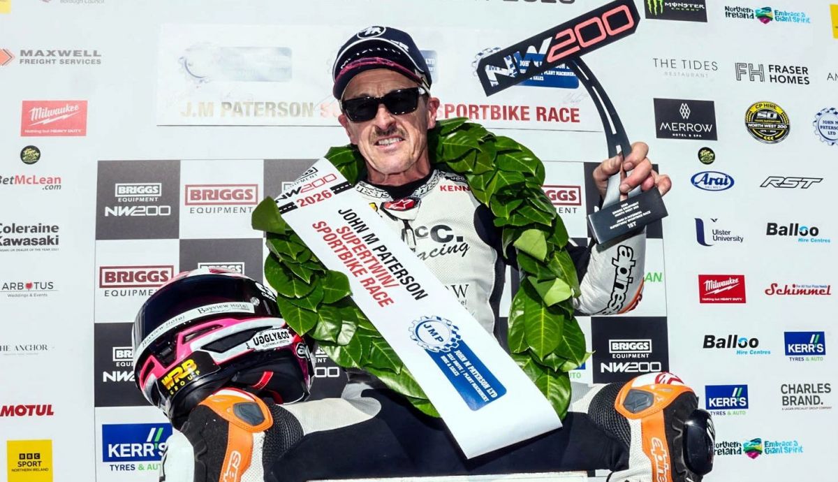 Jeremy McWilliams celebra su victoria en Supertwin en la NW200 2026 con 62 años