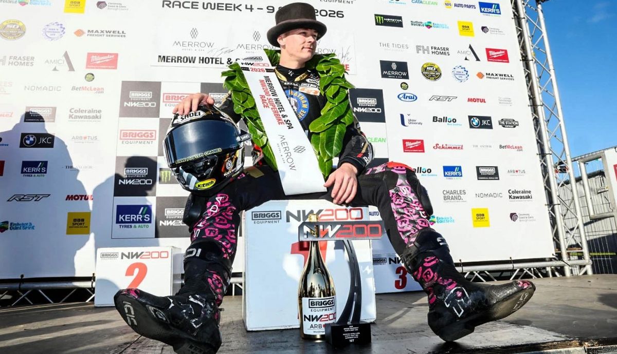 Storm Stacey posa como ganador de la carrera de Superbike NW200 2026