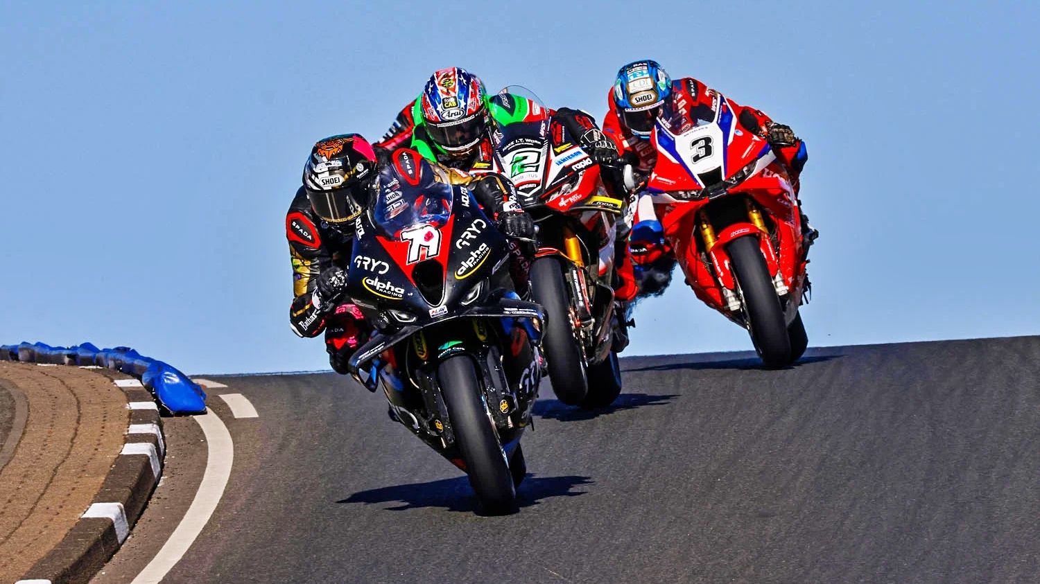 Storm Stacey seguido por Glenn Irwin y Dean Harrison en la carrera final de la NW200 2026