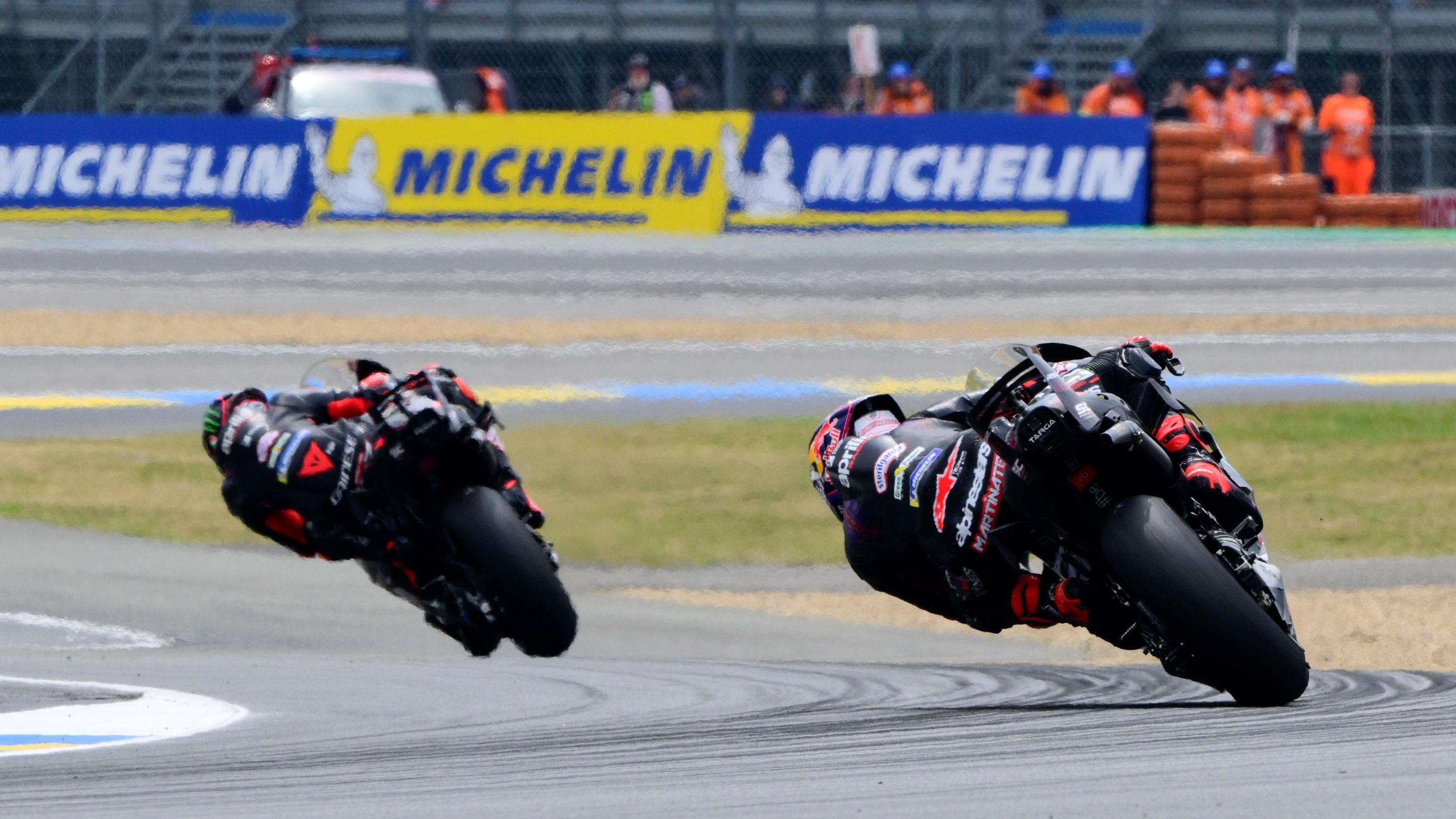 Jorge Martín en la persecución de Marco Bezzecchi, MotoGP Le Mans 2026