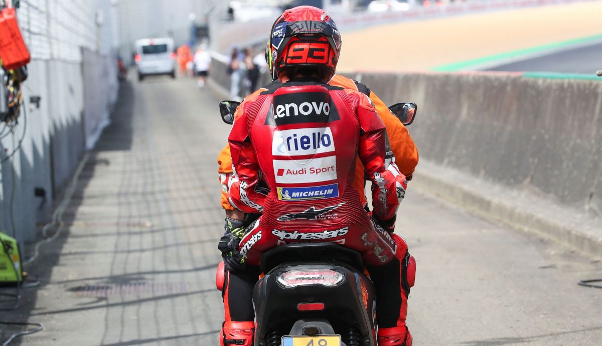 Marc Márquez se va en scooter tras lesionarse en el Sprint, MotoGP Le Mans 2026