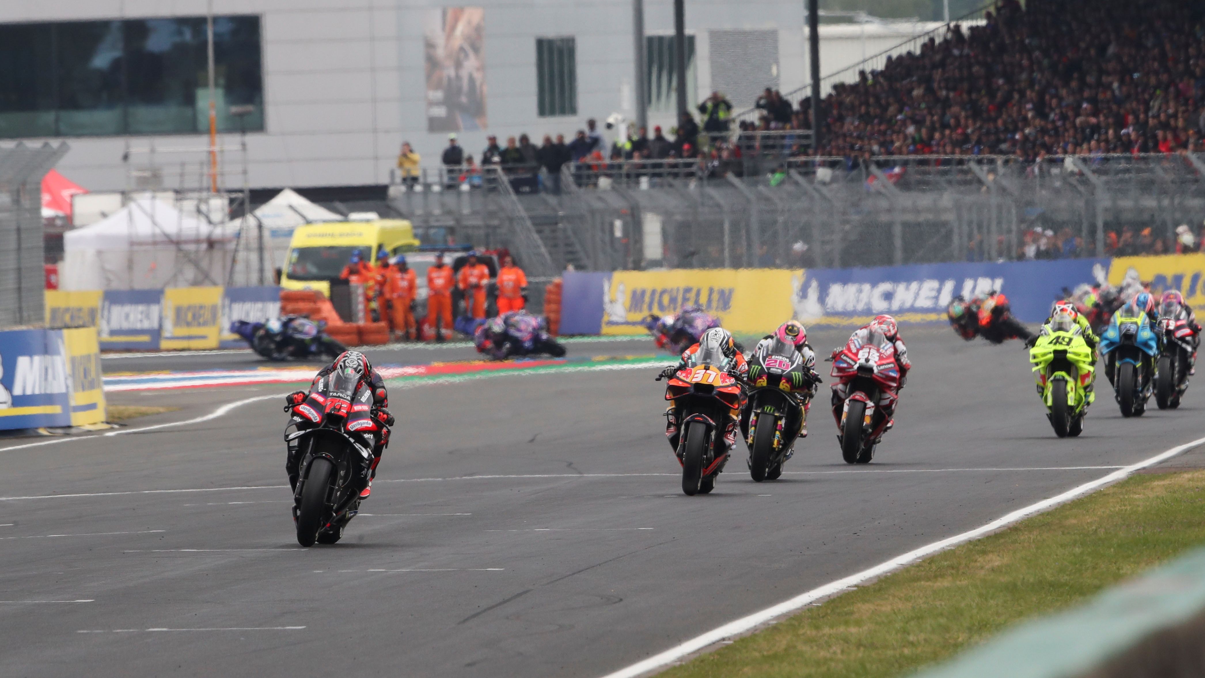 Marco Bezzecchi abre hueco con Pedro Acosta, Fabio Quartararo y Pecco Bagnaia, MotoGP Le Mans 2026