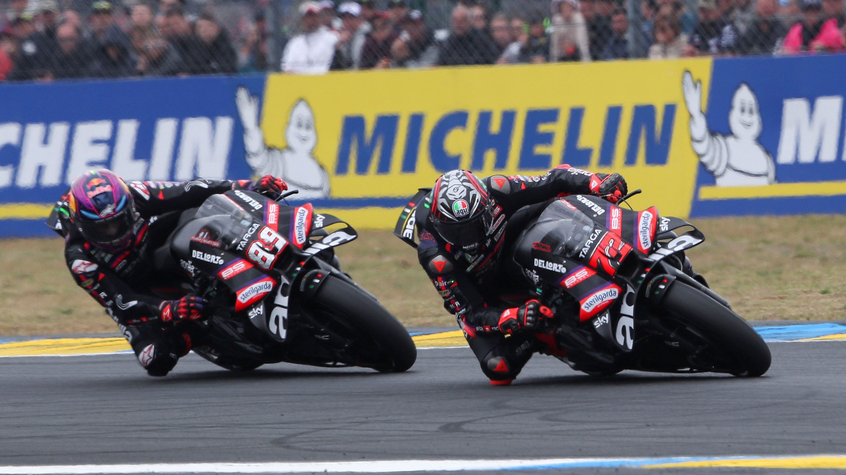 Marco Bezzecchi acechado por Jorge Martín, MotoGP Le Mans 2026