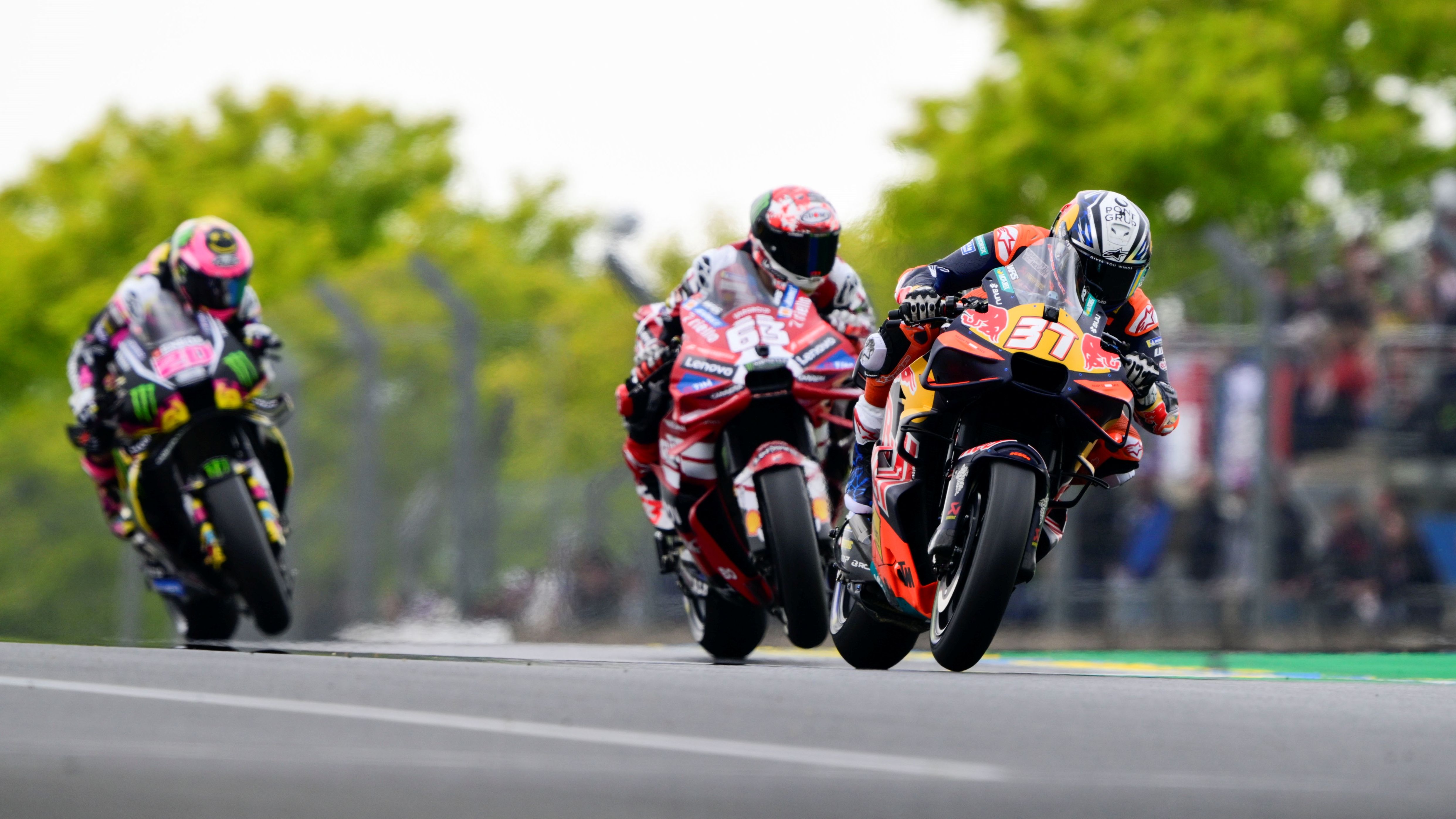 Pedro Acosta seguido por Pecco Bagnaia y Fabio Quartararo, MotoGP Le Mans 2026