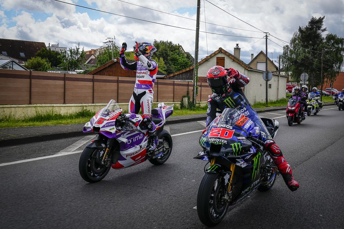 Johann Zarco y Fabio Quartararo con sus MotoGP por las calles de Le Mans en la promoción del GP de 2023.