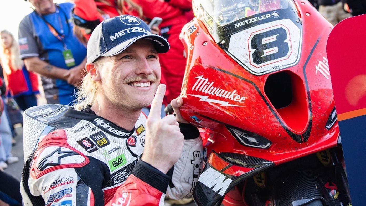 Davey Todd celebra su victoria en el Senior TT 2024