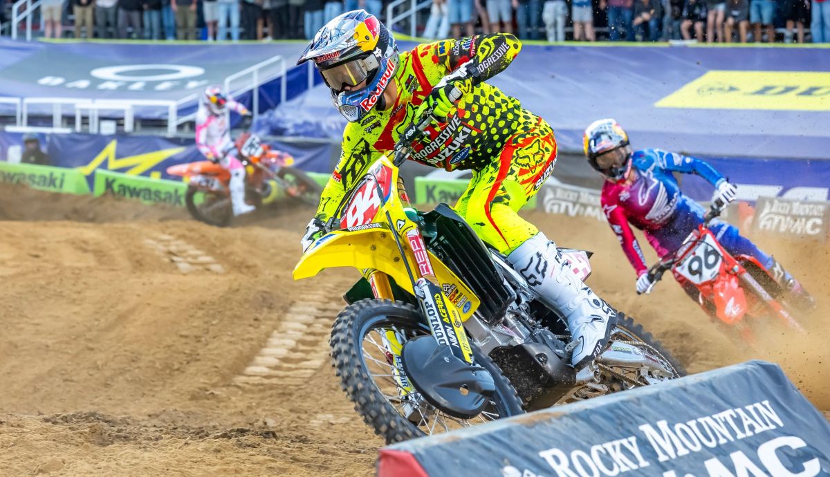 Ken Roczen seguido por Hunter Lawrence en la última carrera