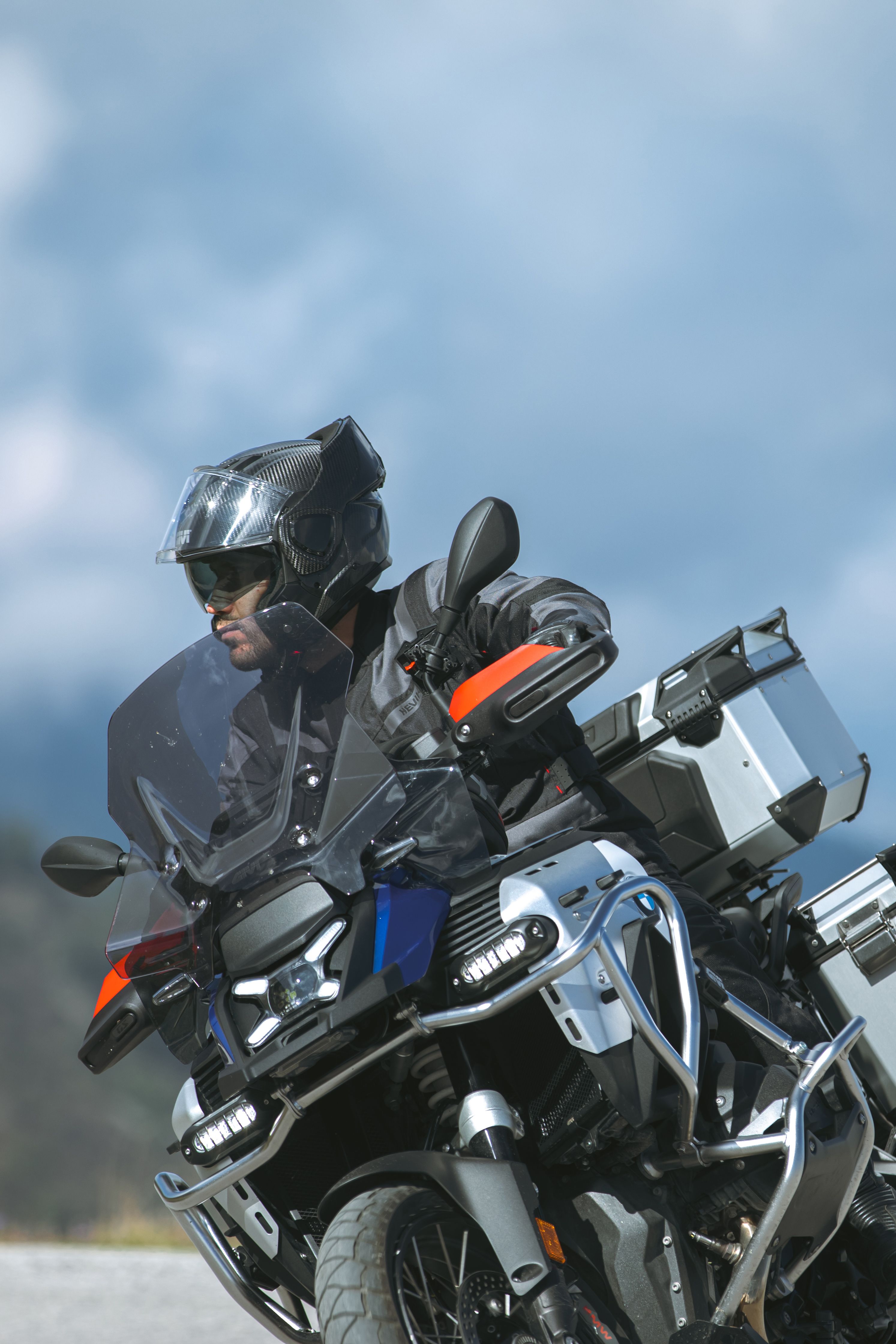 GIVI X36, el primer 'flip-back' de la marca