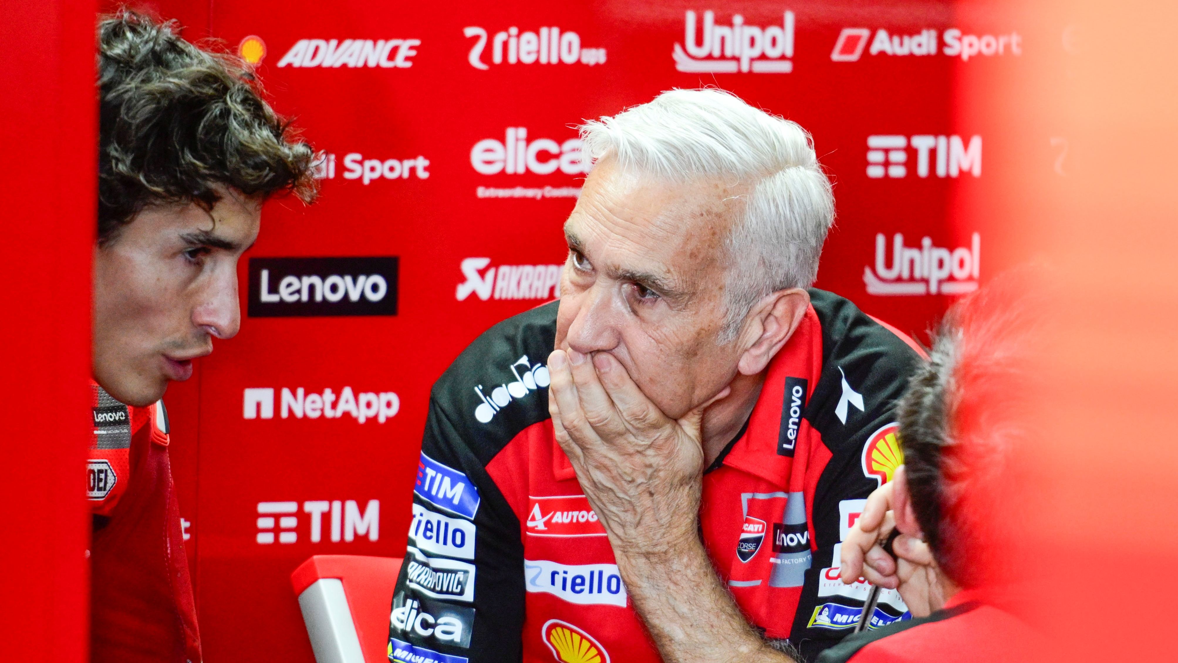 Marc Márquez junto a Davide Tardozzi en el box del Ducati Lenovo