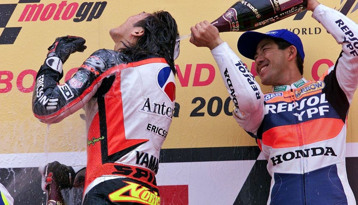 Norick Abe y Tadayuki Okada en el podio de Suzuka en el año 2000