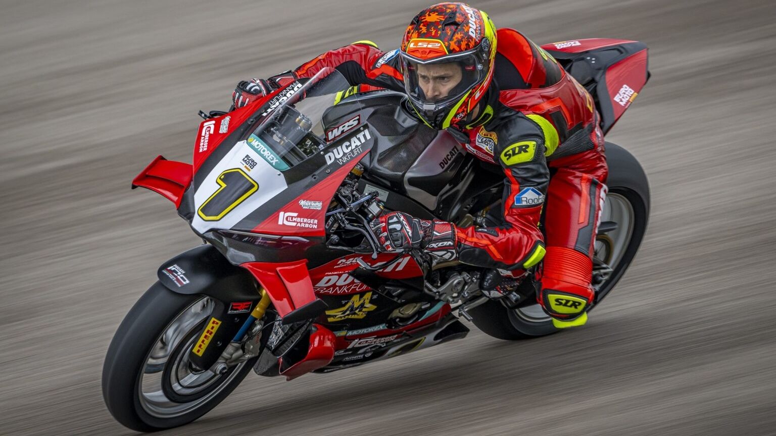 Lukas Tulovic ha arrasado en el inicio del Euro Moto Superbike 2026