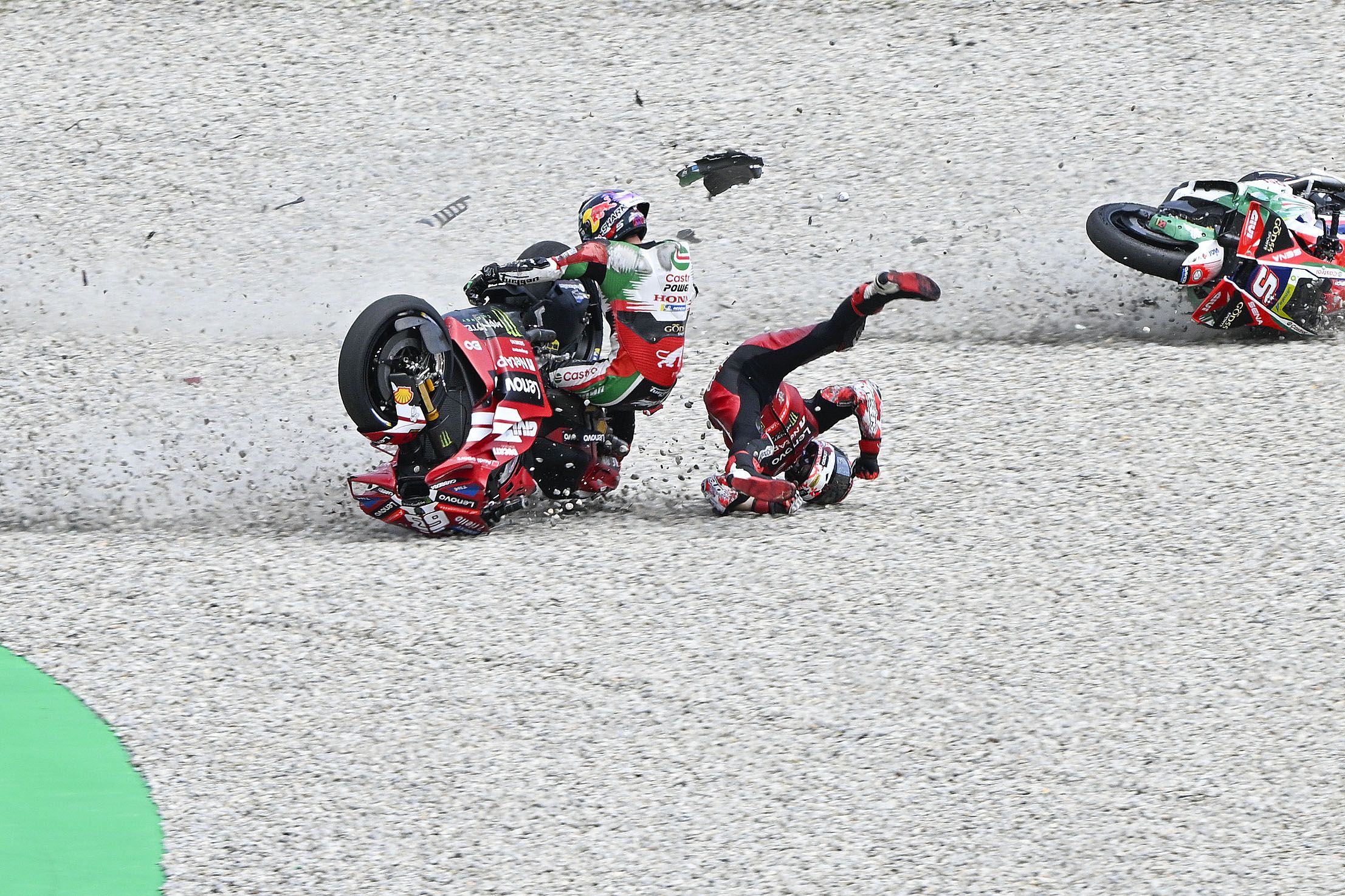 Johann Zarco habla tras su accidente: "Tengo ligamentos rotos y una pequeña fractura en el peroné"