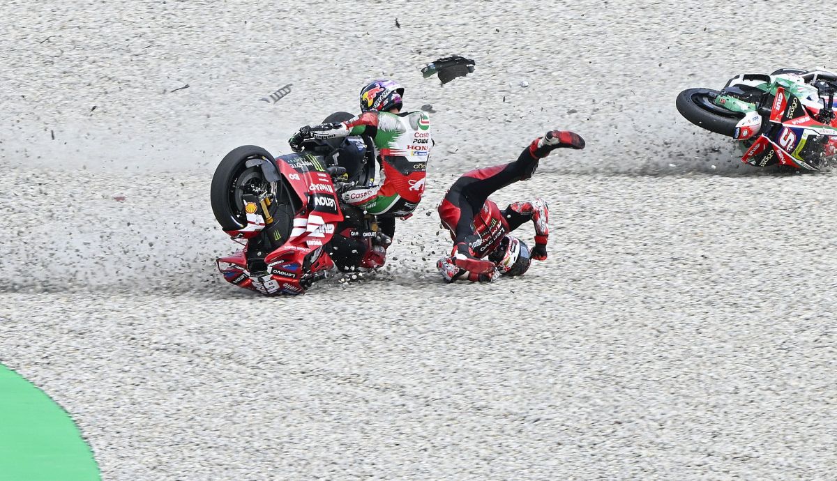 Johann Zarco habla tras su accidente: "Tengo ligamentos rotos y una pequeña fractura en el peroné"