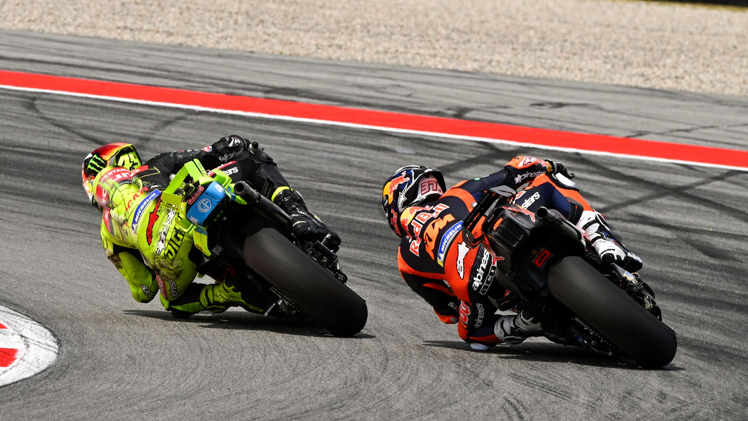 Fabio Di Giannantonio supera a Pedro Acosta, MotoGP Catalunya 2026