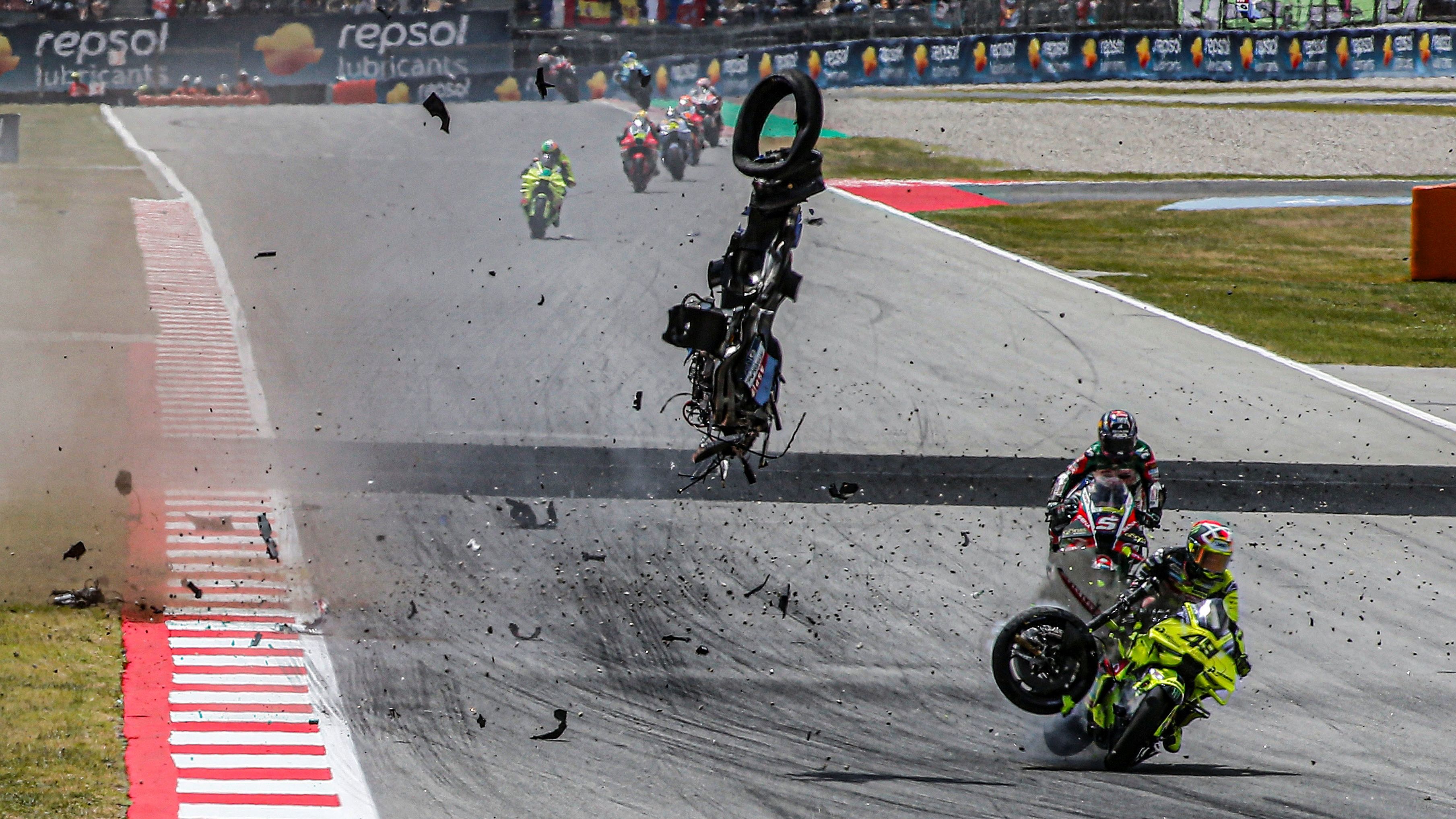 La rueda descontrolada de la moto de Álex Márquez impacta con Fabio Di Giannantonio, MotoGP Catalunya 2026