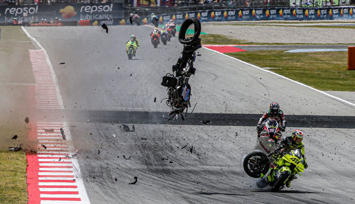 La rueda descontrolada de la moto de Álex Márquez impacta con Fabio Di Giannantonio, MotoGP Catalunya 2026