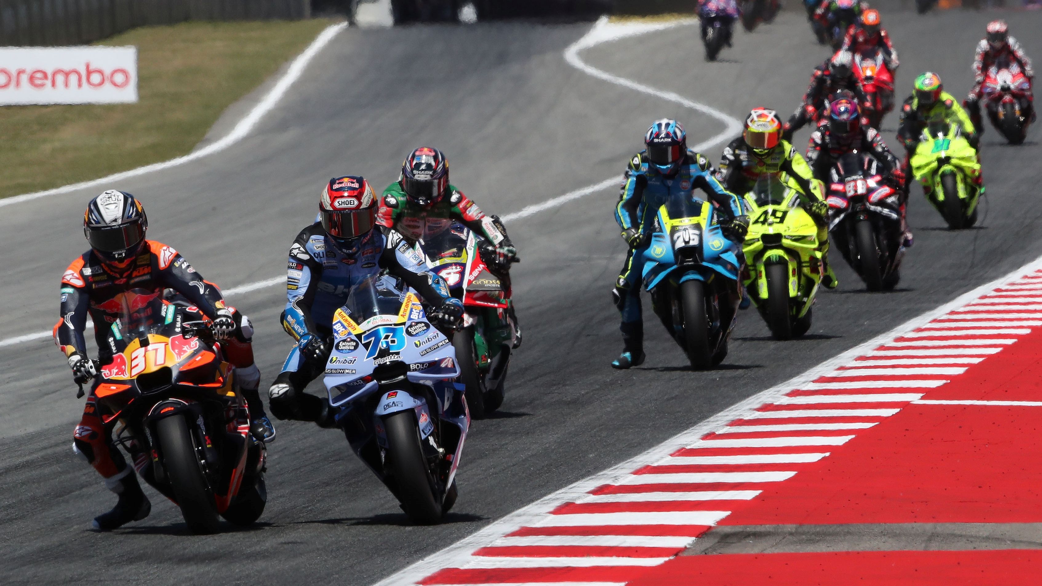 Pedro Acosta frena por el interior de Álex Márquez, MotoGP Catalunya 2026