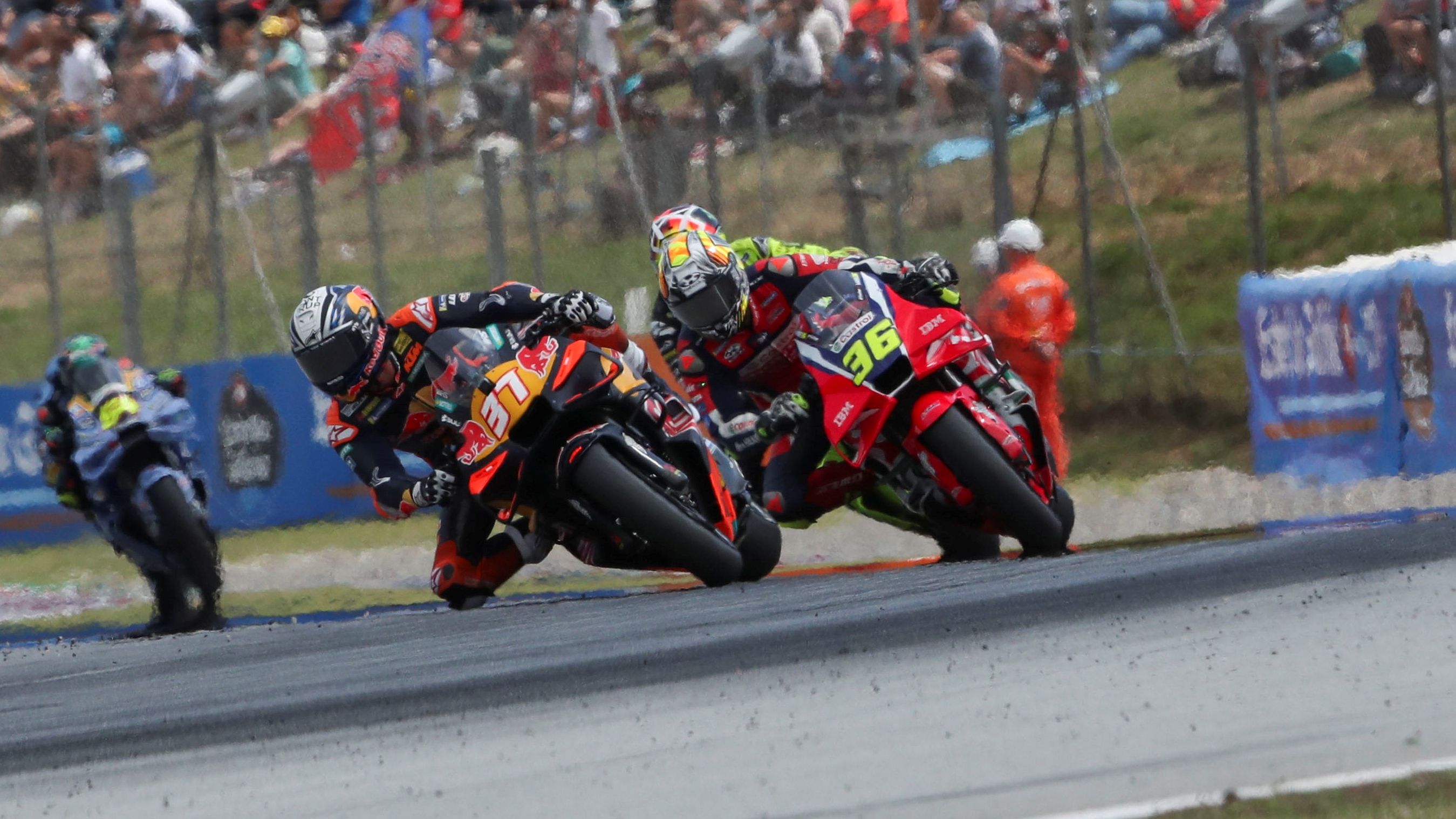 Pedro Acosta perseguido por Joan Mir, MotoGP Catalunya 2026