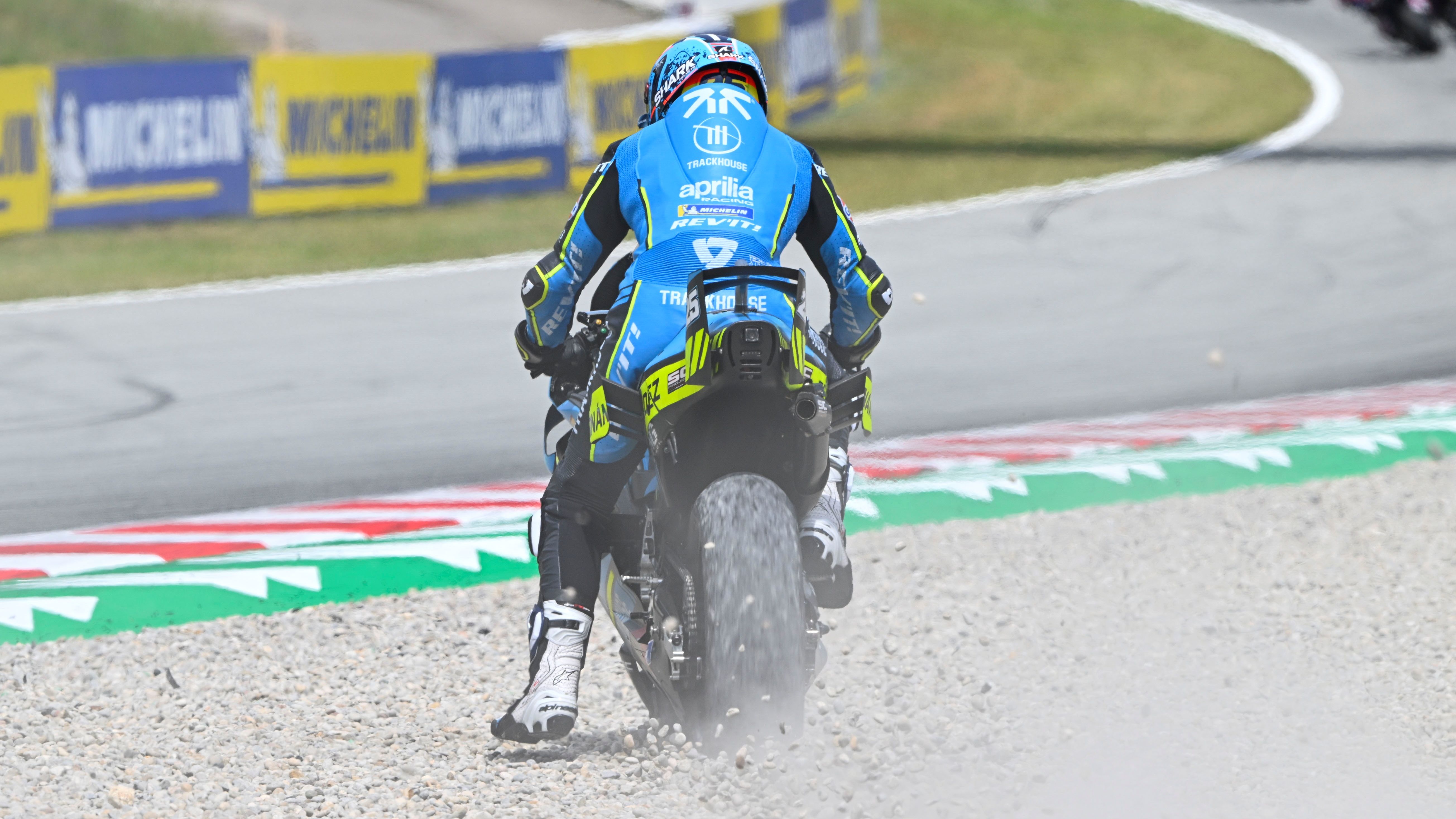 Raúl Fernández por la grava tras el incidente con Jorge Martín, MotoGP Catalunya 2026