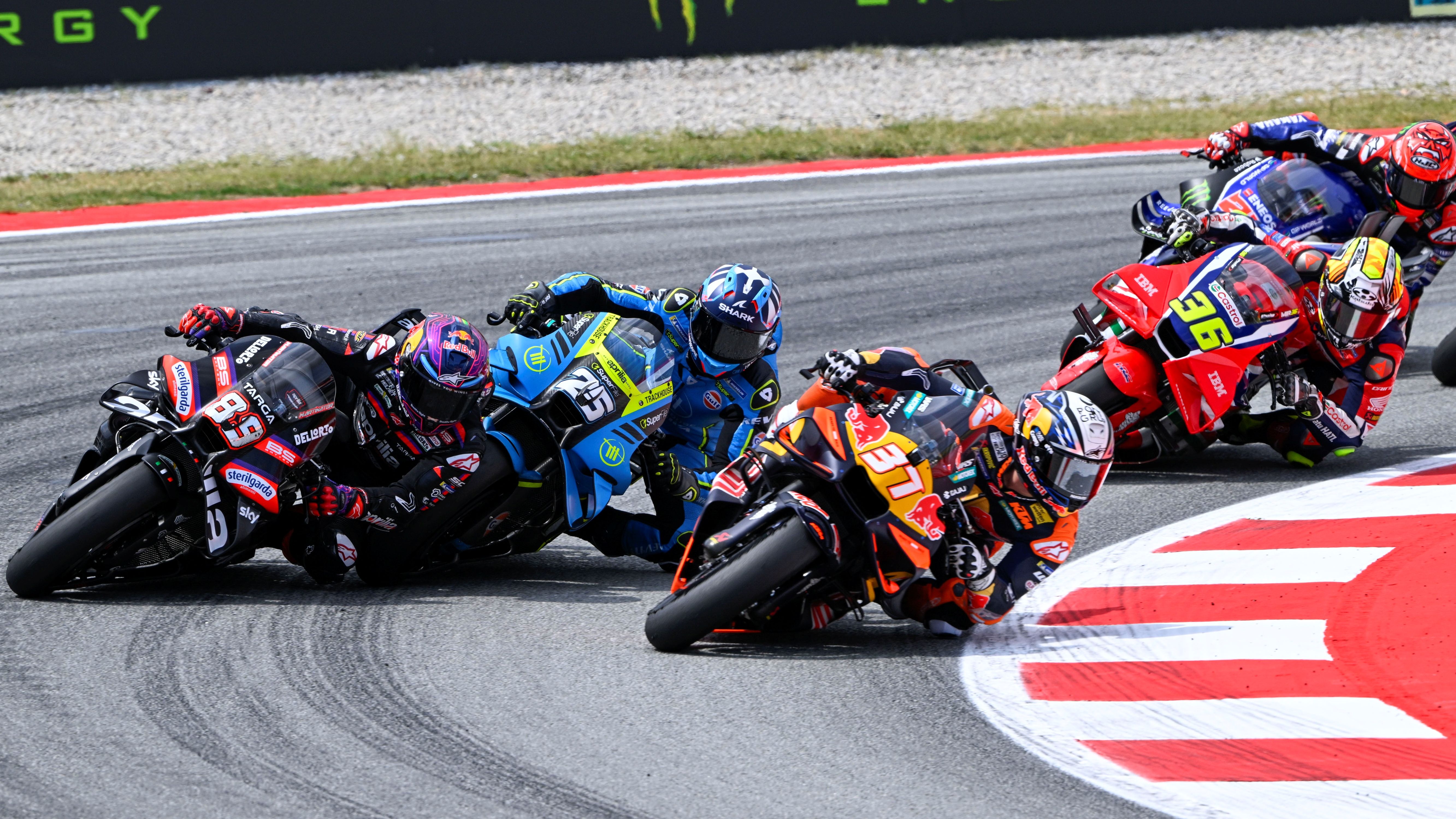 Raúl Fernández y Jorge Martín se tocan a espalda de Pedro Acosta, MotoGP Catalunya 2026
