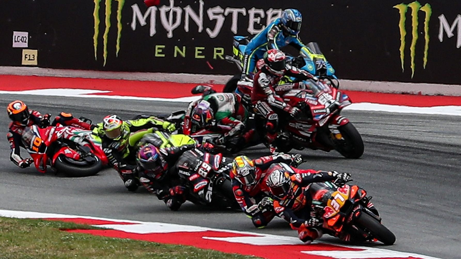 La pierna de Johann Zarco se quedó enganchada en la Ducati de Pecco Bagnaia
