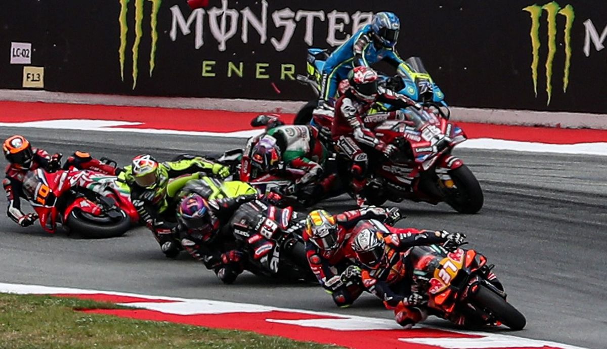 La pierna de Johann Zarco se quedó enganchada en la Ducati de Pecco Bagnaia