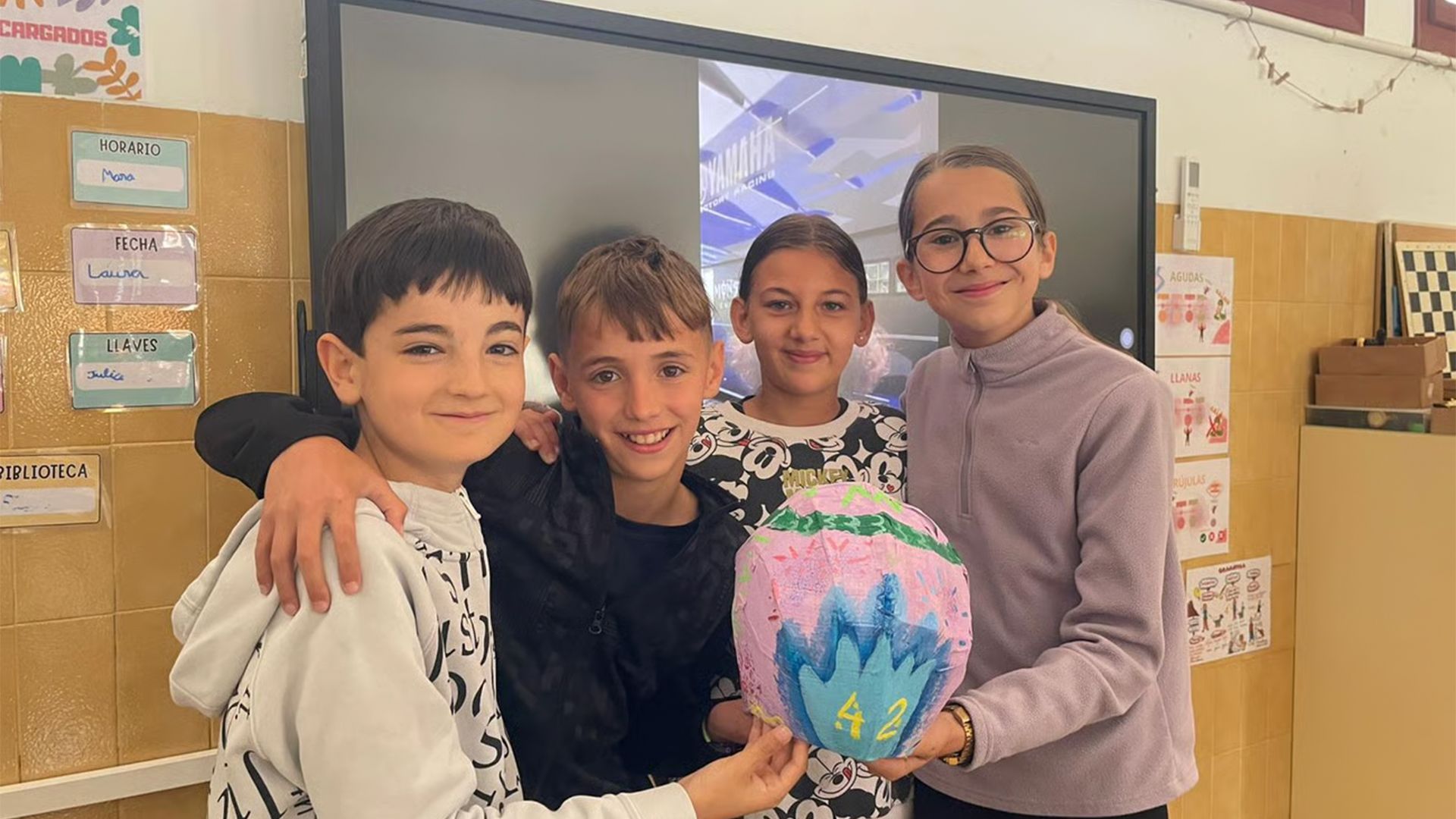 Álex Rins llevará un casco diseñado por niños en el Gran Premio de Aragón de MotoGP