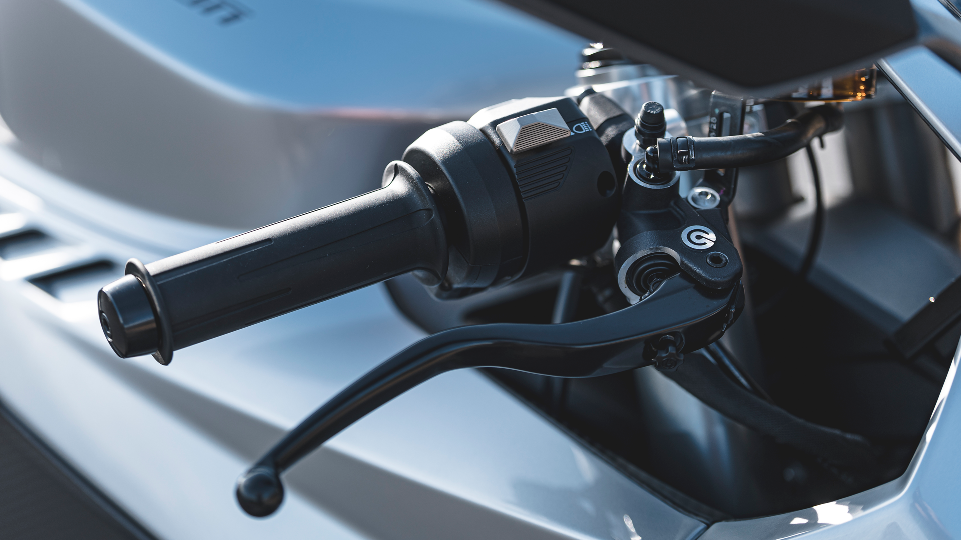 Norton ManxR 2026 Detailes (16)