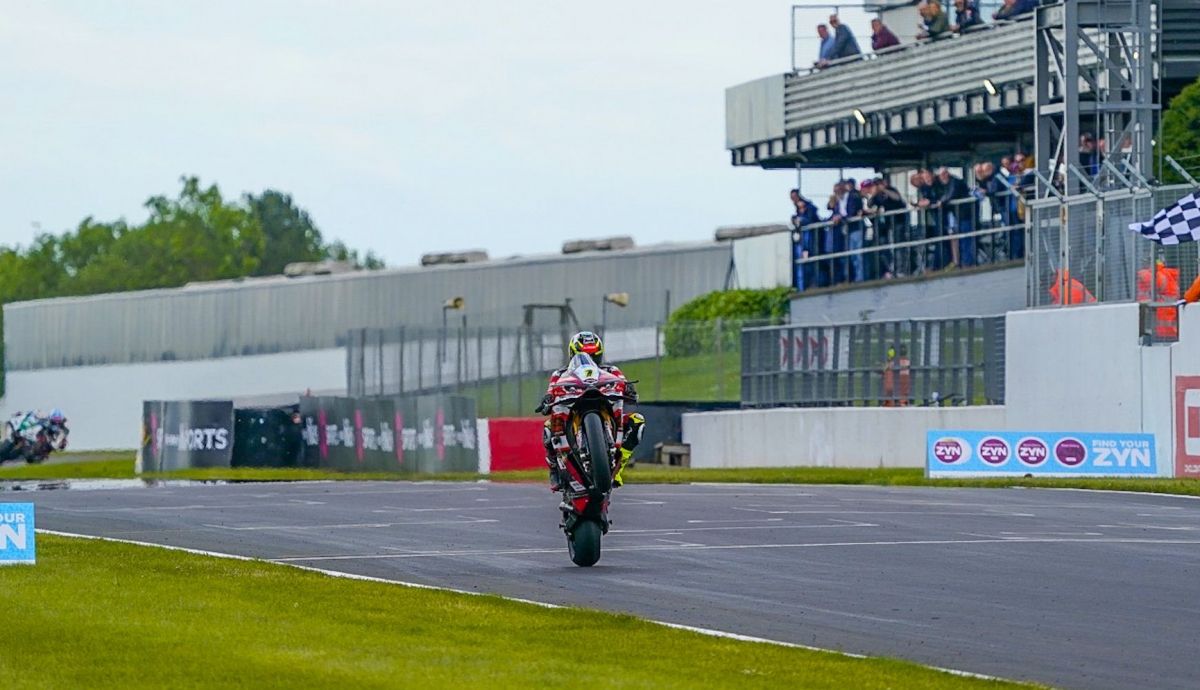 Kyle Ryde se resarcía ganando la carrera sprint en solitario