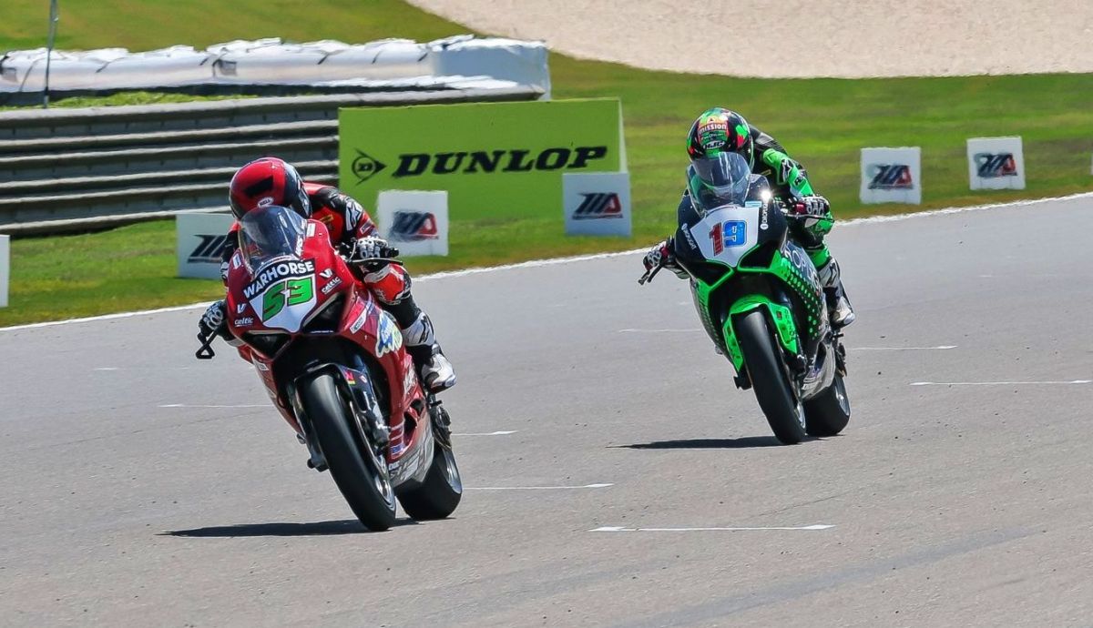 Darryn Binder se impuso a Kayla Yaakov en la segunda carrera de Supersport