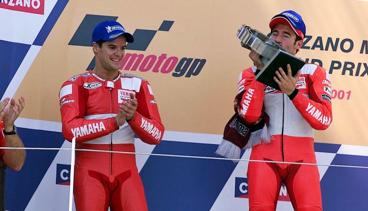 Max Biaggi y Carlos Checa en el podio de Alemania 2001