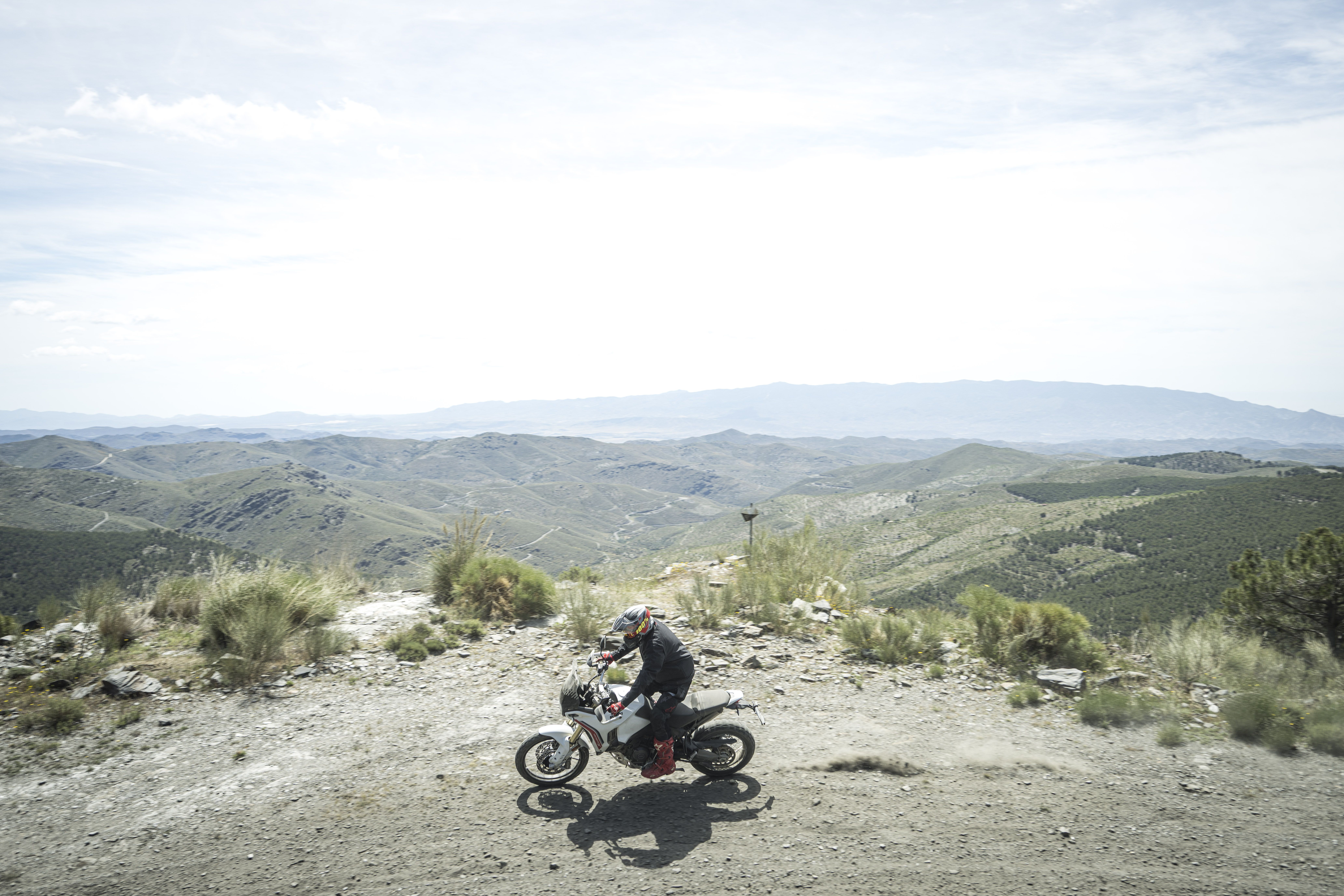  Fotos Ducati DesertX 2026