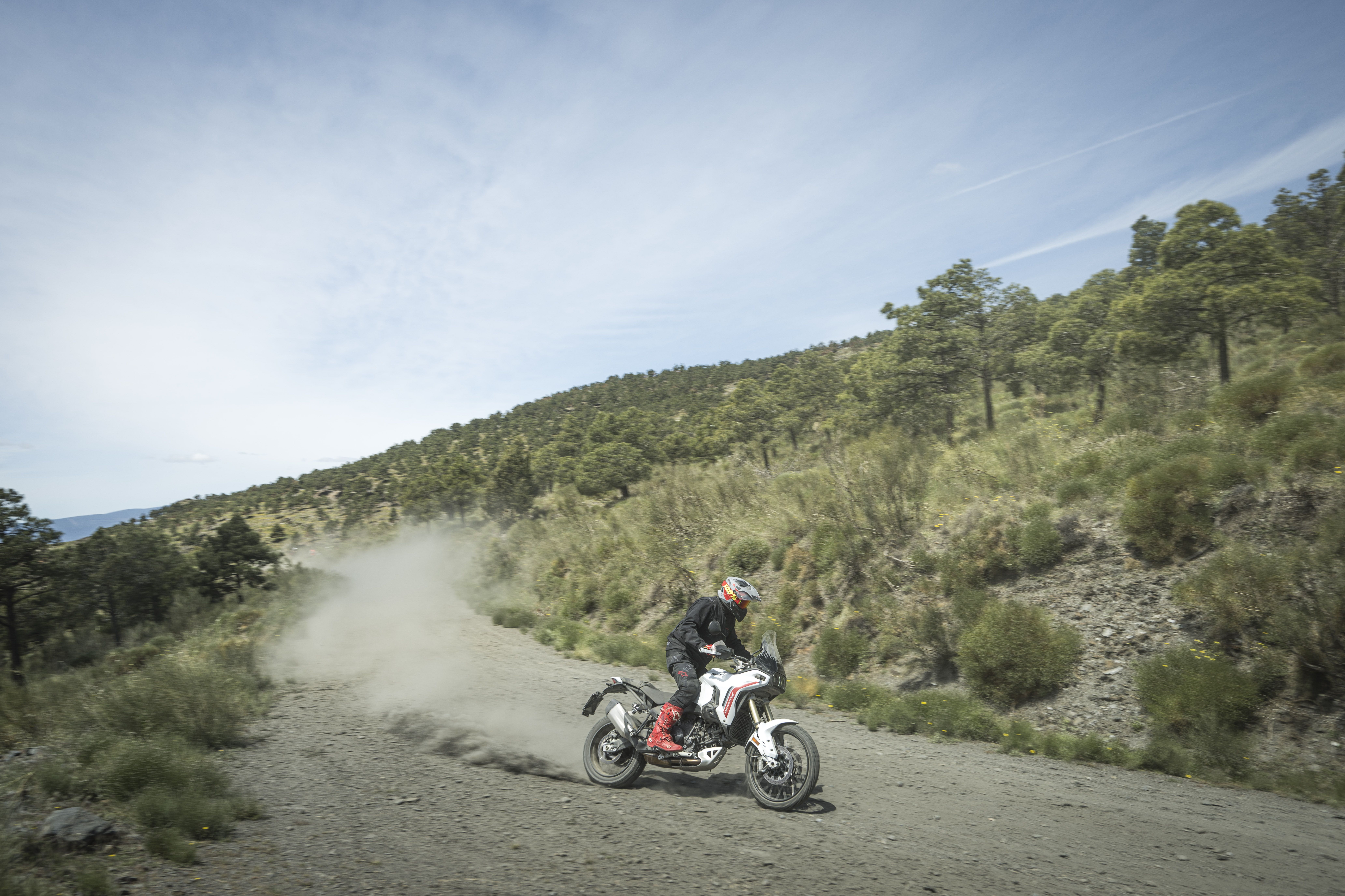  Fotos Ducati DesertX 2026